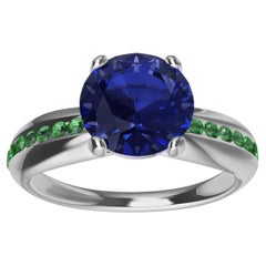 Bague cocktail en platine avec saphir bleu 1,55 carat et tsavorites pour femmes