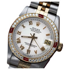Reloj Rolex Datejust de mujer con bisel de diamantes y esfera romana blanca con rubíes