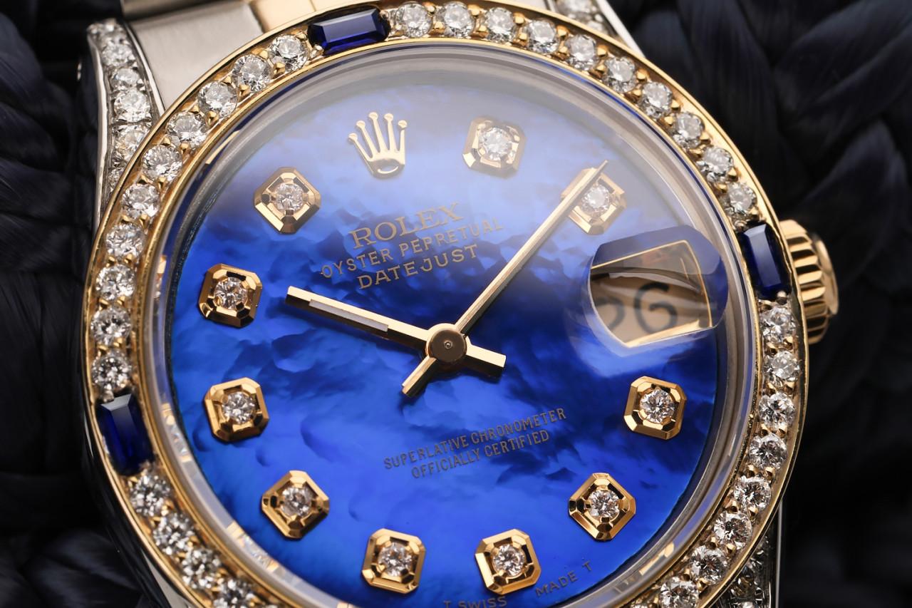 Frauen Rolex 31mm Datejust zwei Ton Jubiläum blau Farbe behandelt MOP Perlmutt Diamant-Zifferblatt Lünette + Lugs + Saphir 68273

Diese Uhr ist in neuwertigem Zustand. Es wurde poliert, gewartet und hat keine sichtbaren Kratzer oder Flecken. Alle