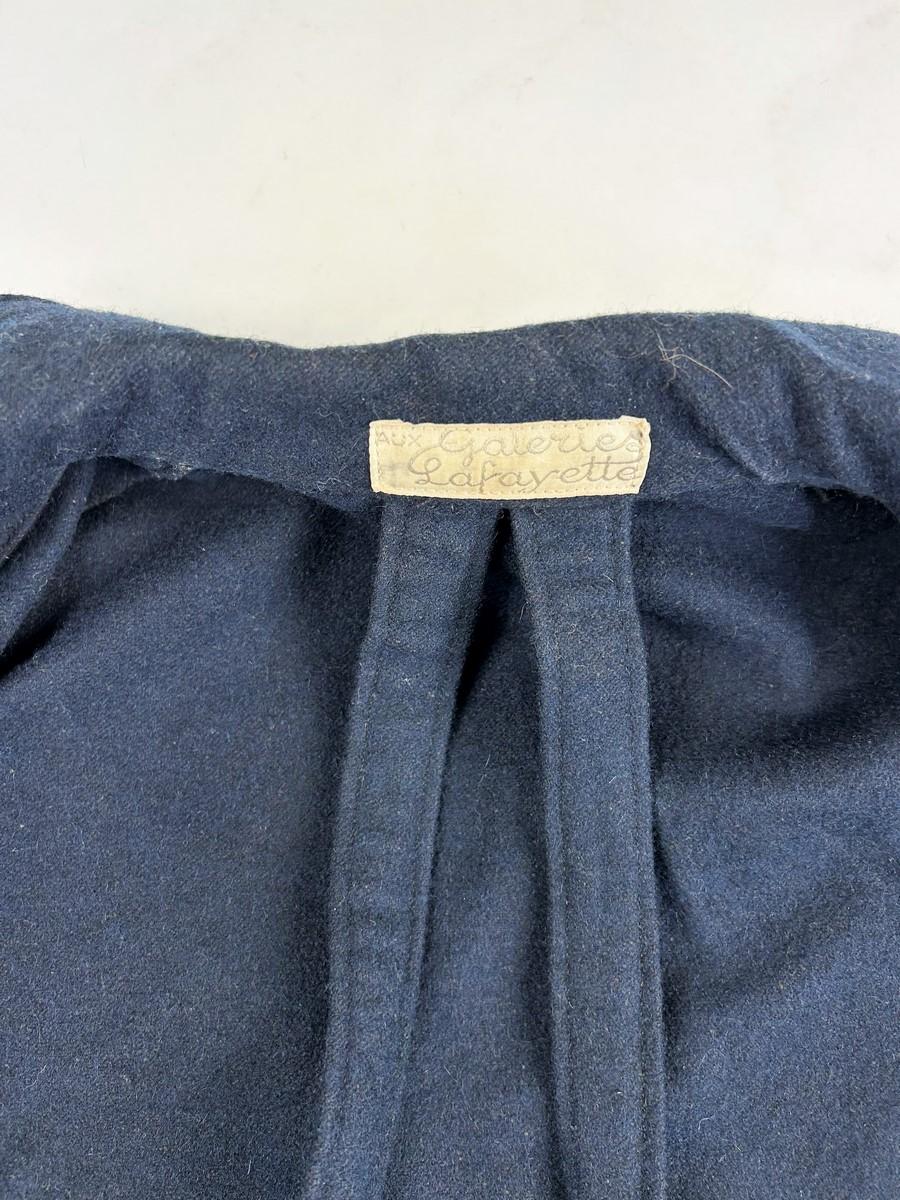 Circa 1930-1940
France
Women's ski suit, jacket and trousers in navy blue woollen cloth, signed Aux Galeries Lafayette, Paris. High-waisted jacket, buttoned cross panels, collar with caban-style flaps and two vertical pockets, elasticated waistband