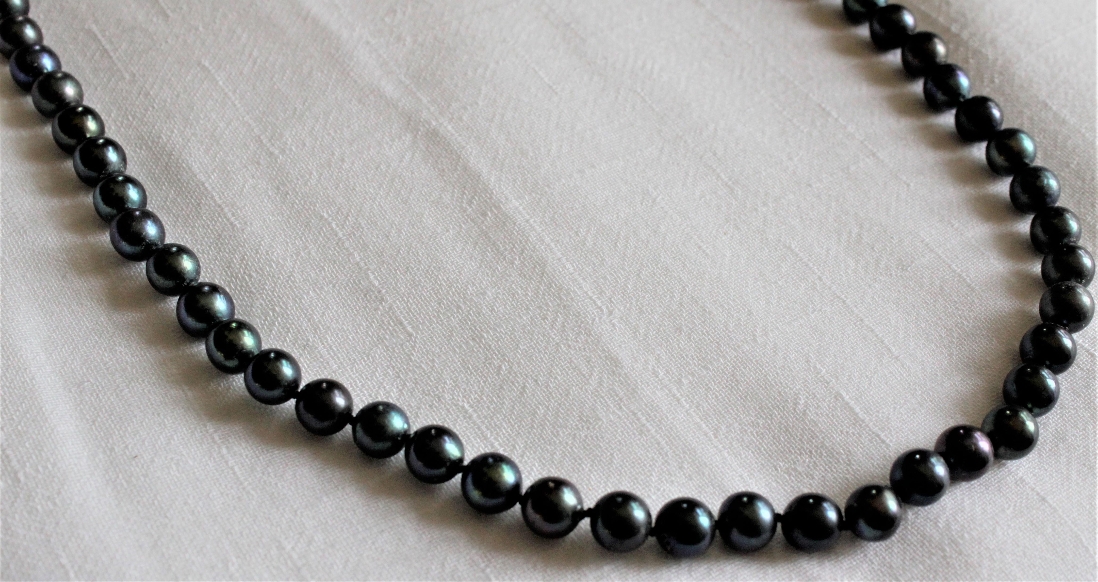 20th Century Women's Tahitian Black Pearl Necklace with a 14 Karat Gold Ball Clasp For Sale