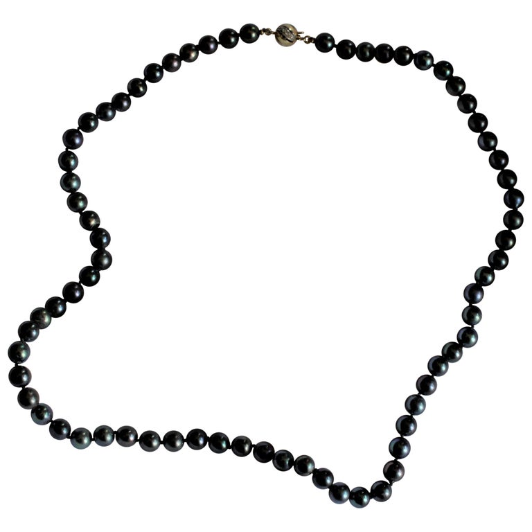 Collier de perles noires de Tahiti pour femme avec un fermoir à boule en or  14 carats En vente sur 1stDibs