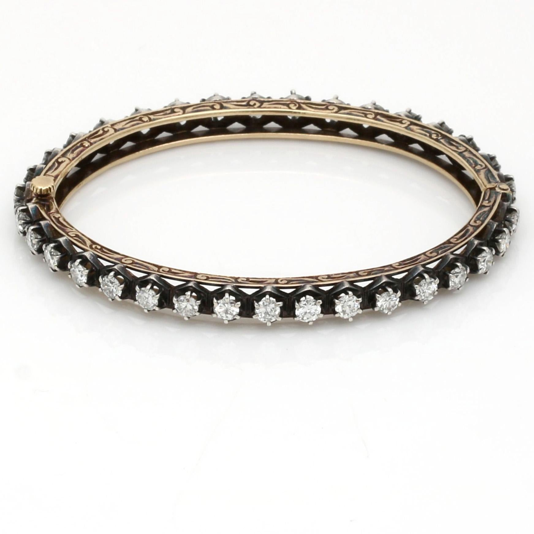 This classic hinged bracelet adds a hint of vintage glamour to your everyday wardrobe. It's set with 35 sparkling round diamonds and crafted from antique-finished 18k gold, lending it an authentically antique feel. An ideal complement to any look,