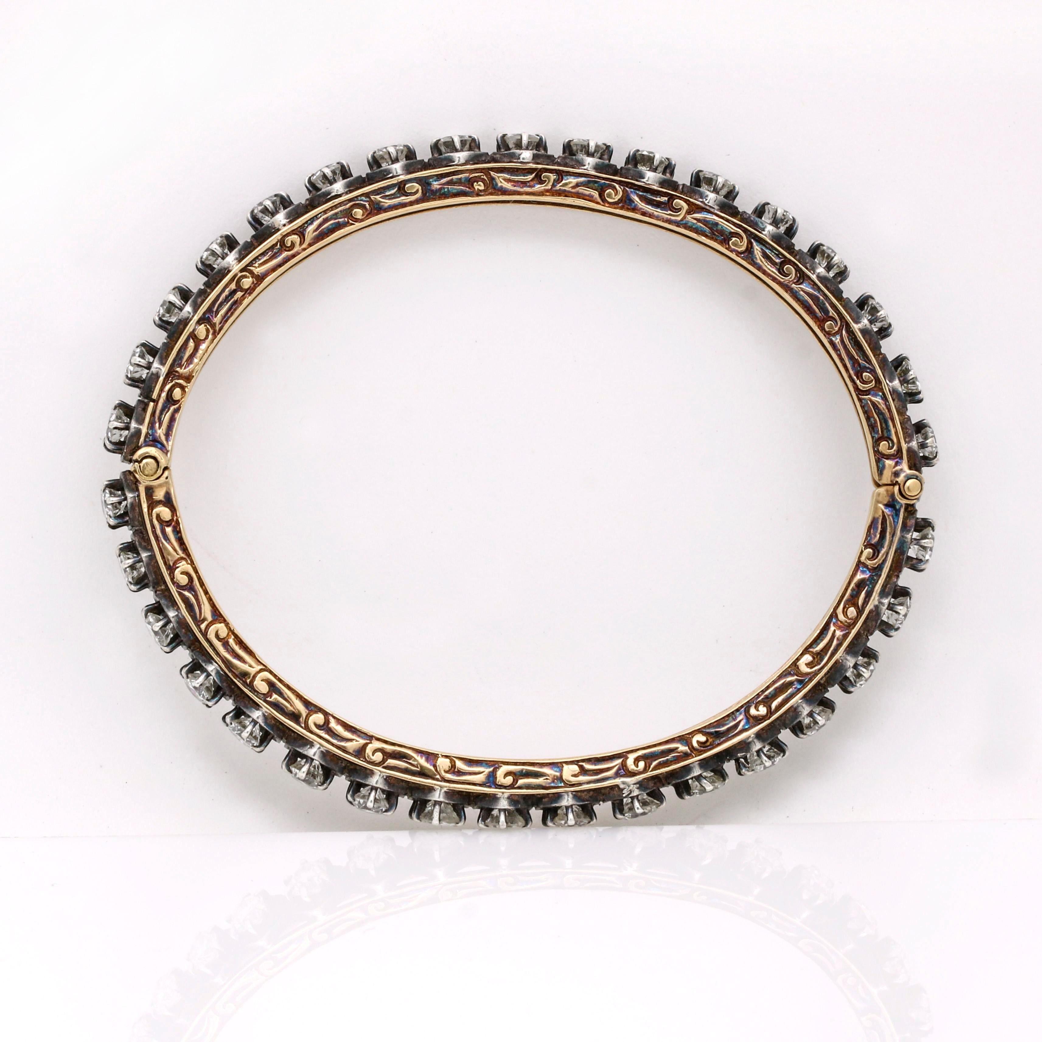 Women's Vintage Bracelet 4.25cttw Diamond Hinged Bangle 18k Gold In Good Condition For Sale In Boca Raton, FL