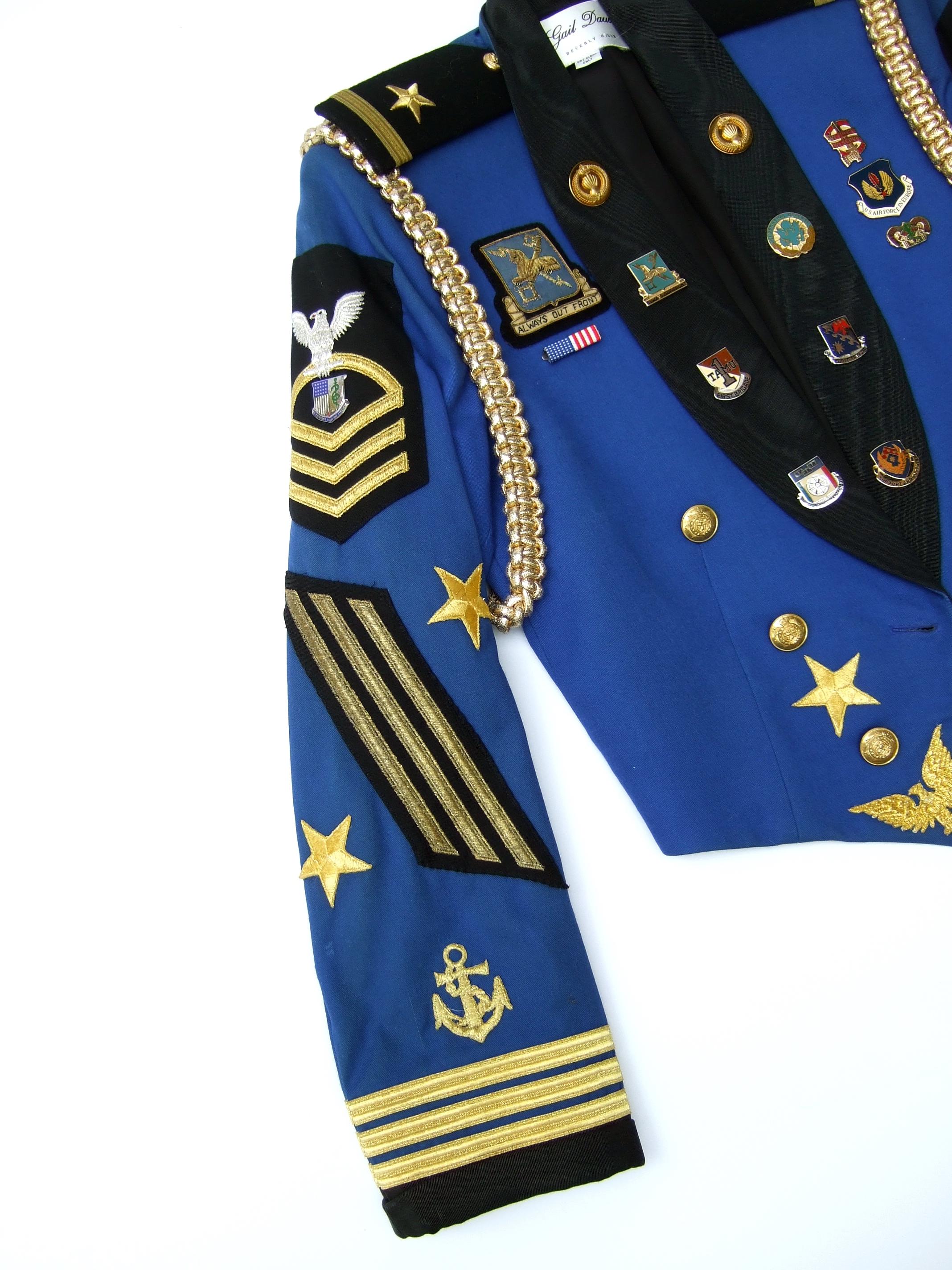 Veste courte médaillon vintage d'inspiration militaire pour femme Beverly Hills vers 1980 en vente 6