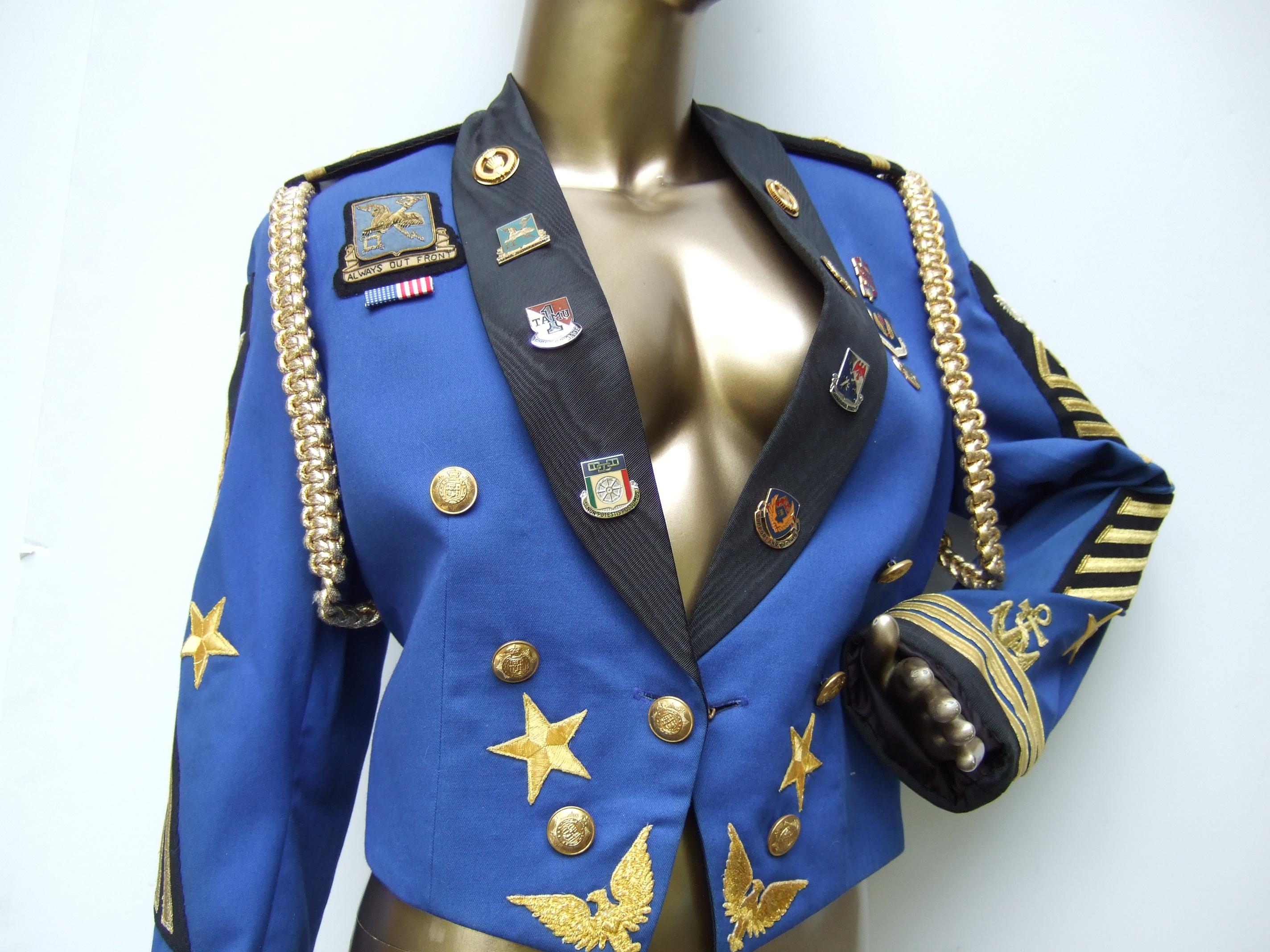 Damen Vintage Military Inspired Cropped Medallion Jacke Beverly Hills c 1980s für Damen oder Herren im Angebot