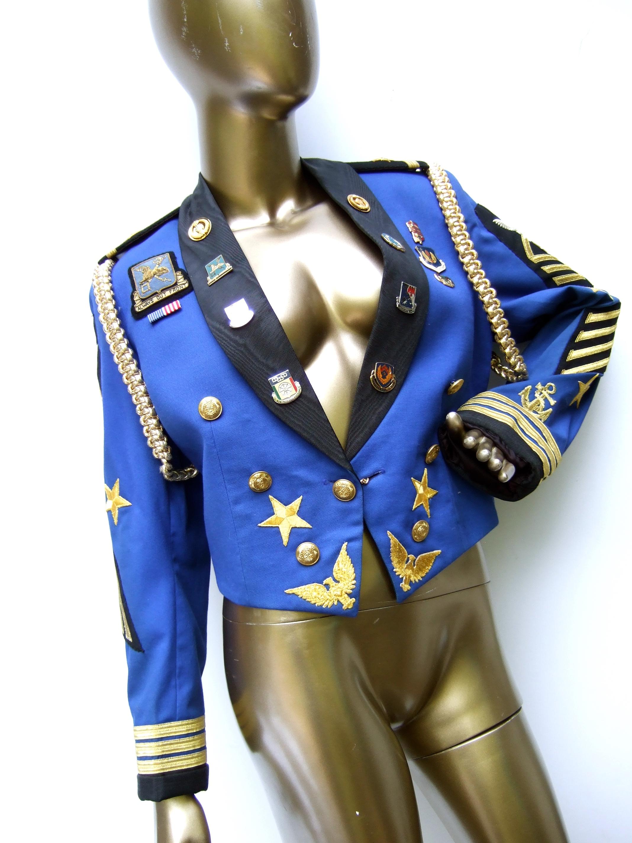 Damen Vintage Military Inspired Cropped Medallion Jacke Beverly Hills c 1980s im Angebot 1