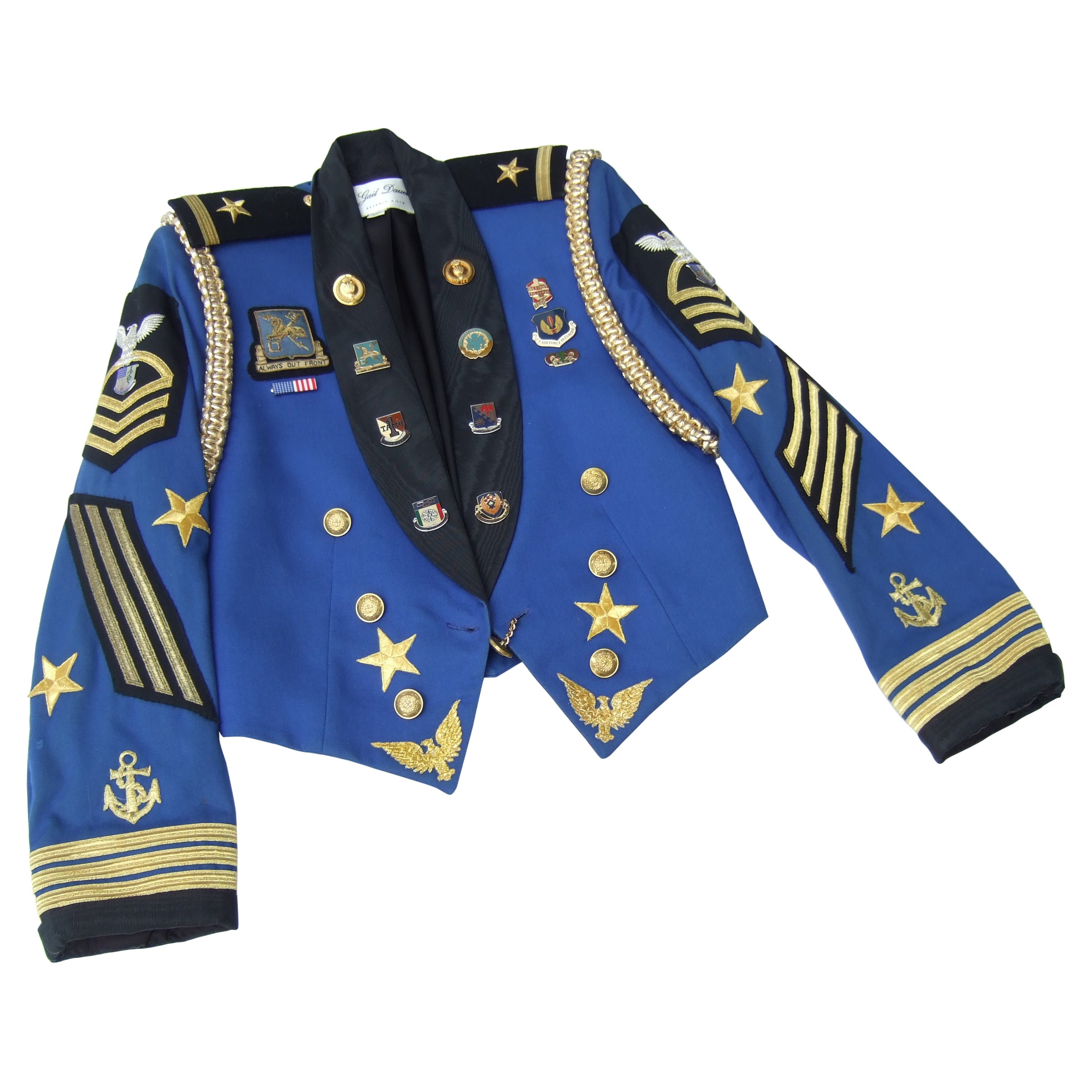 Giacca da donna vintage di ispirazione militare con medaglione, Beverly Hills, 1980 ca.