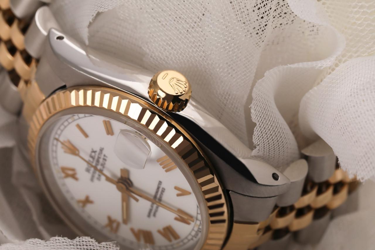 Femme Vintage Rolex 31mm Datejust bicolore blanc cadran chiffres romains 68273

Cette montre est dans un état comme neuf. Elle a été polie, entretenue et ne présente aucune rayure ou imperfection visible.