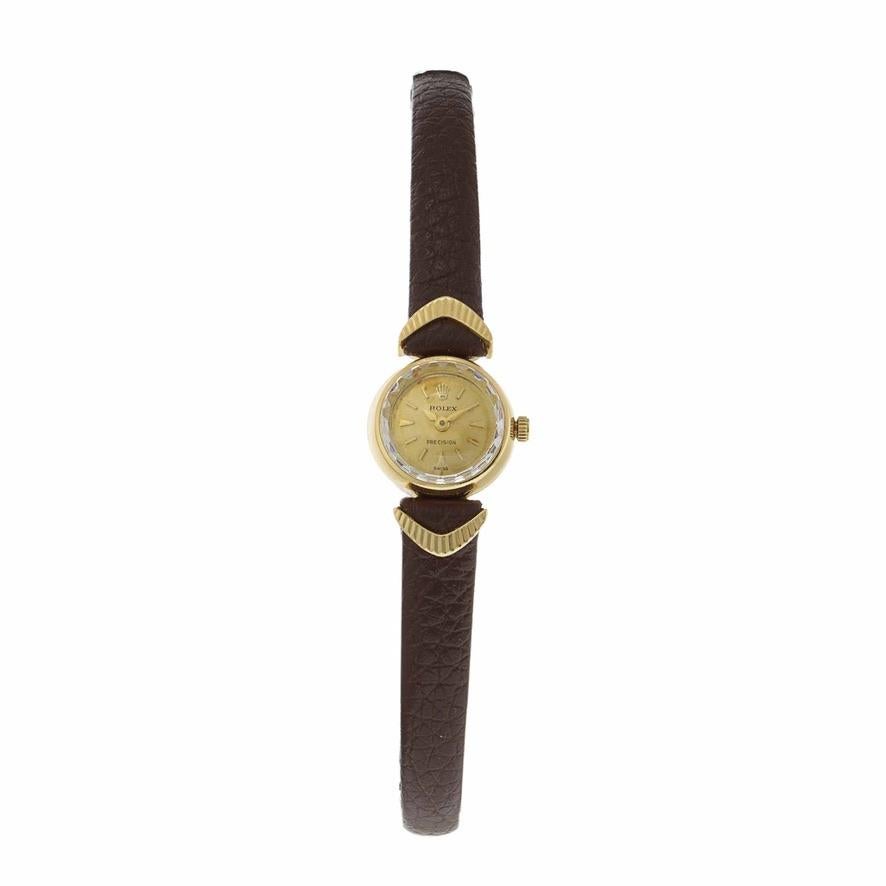 Dies ist eine elegante 1960's Rolex 18K Gelbgold Damenuhr. Das Gehäuse der Uhr misst 15 mm und hat schön gestaltete pfeilförmige Bandanstöße. Das Zifferblatt der Uhr ist goldfarben und hat aufgesetzte goldene Strichindizes und Rolex Krone.

Die Uhr