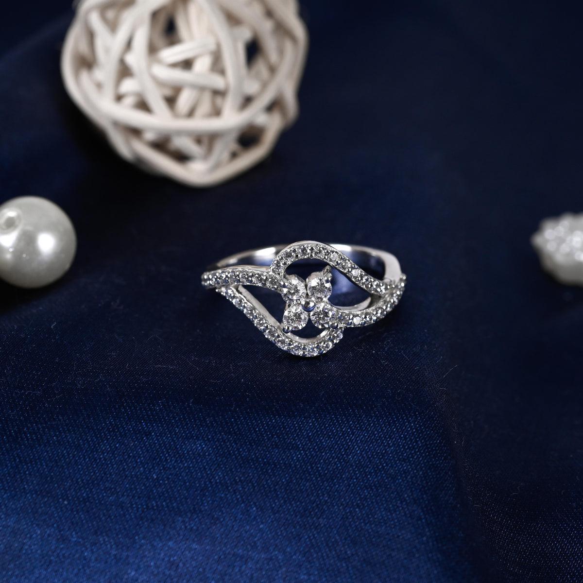 Anello solitario da donna in stile vintage Anello nuziale di moissanite in argento 925 in vendita 1