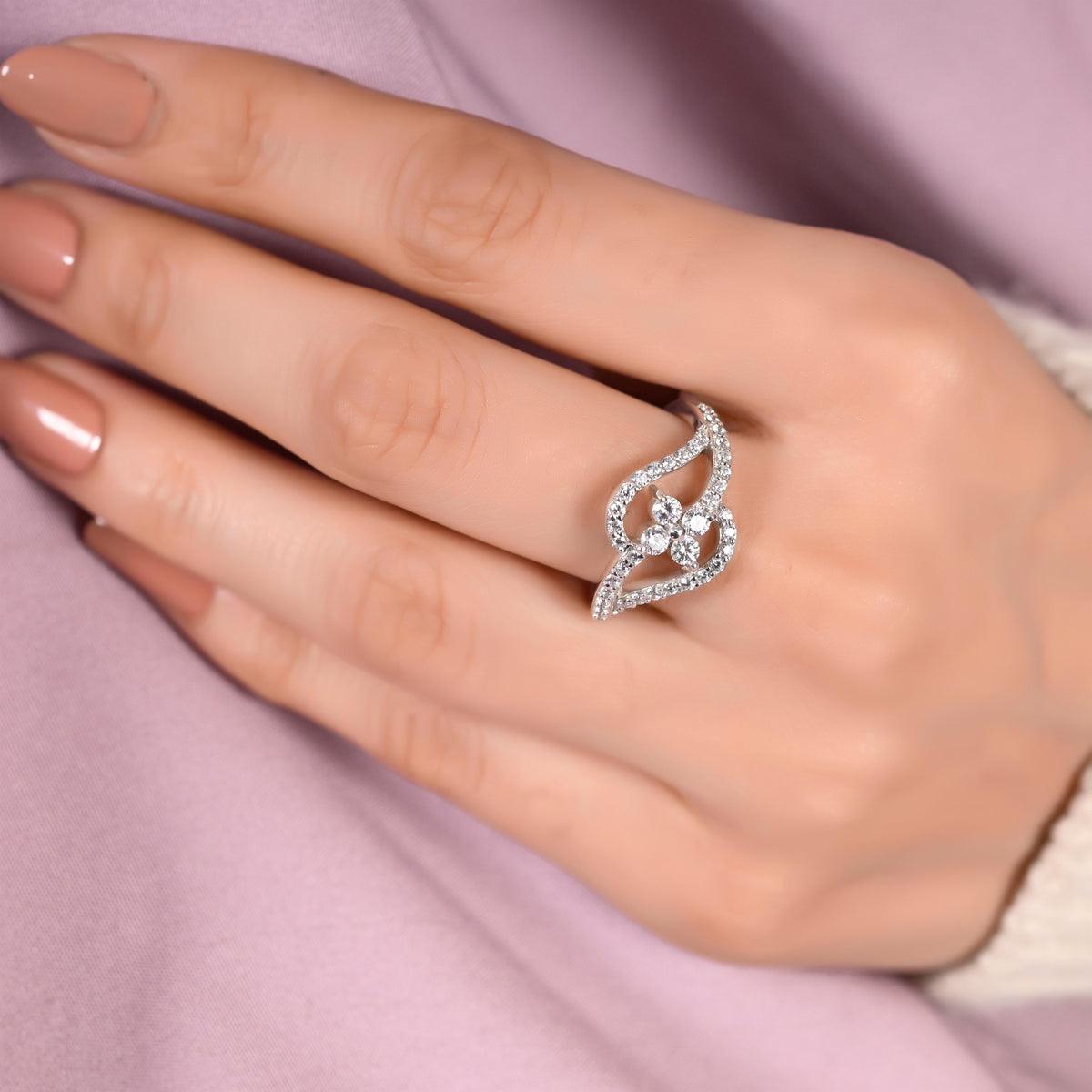 Anello solitario da donna in stile vintage Anello nuziale di moissanite in argento 925 in vendita 2