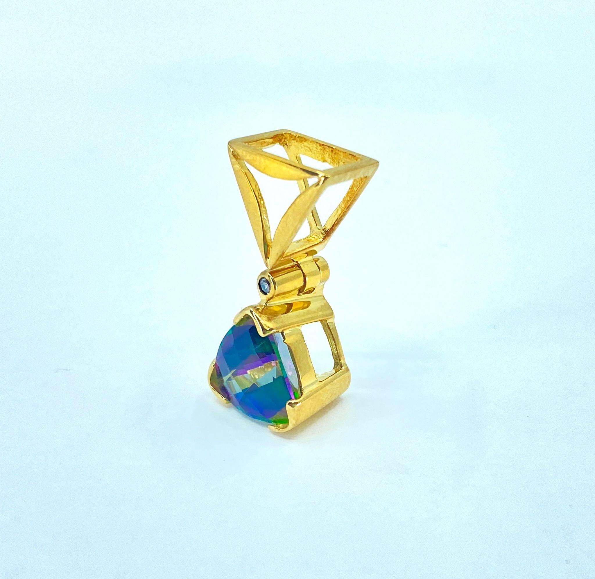 Dieser atemberaubende Anhänger ist aus luxuriösem 14-karätigem Gelbgold gefertigt und besticht durch einen 3-karätigen mystischen Topas mit einem faszinierenden blau-grünen Farbton. Ein Solitär-Diamant in VS-Klarheit und F-Farbe, der für