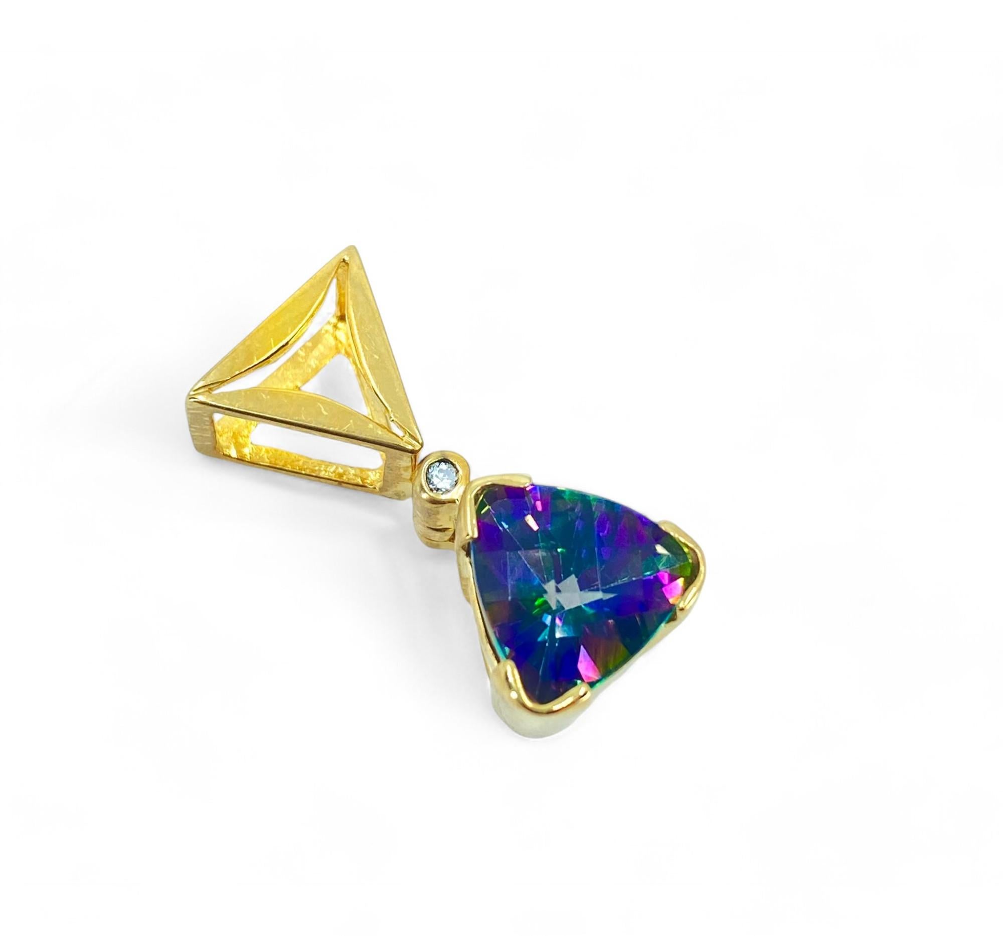 Dieser atemberaubende Anhänger ist aus luxuriösem 14-karätigem Gelbgold gefertigt und besticht durch einen 3-karätigen mystischen Topas mit einem faszinierenden blau-grünen Farbton. Ein Solitär-Diamant in VS-Klarheit und F-Farbe, der für