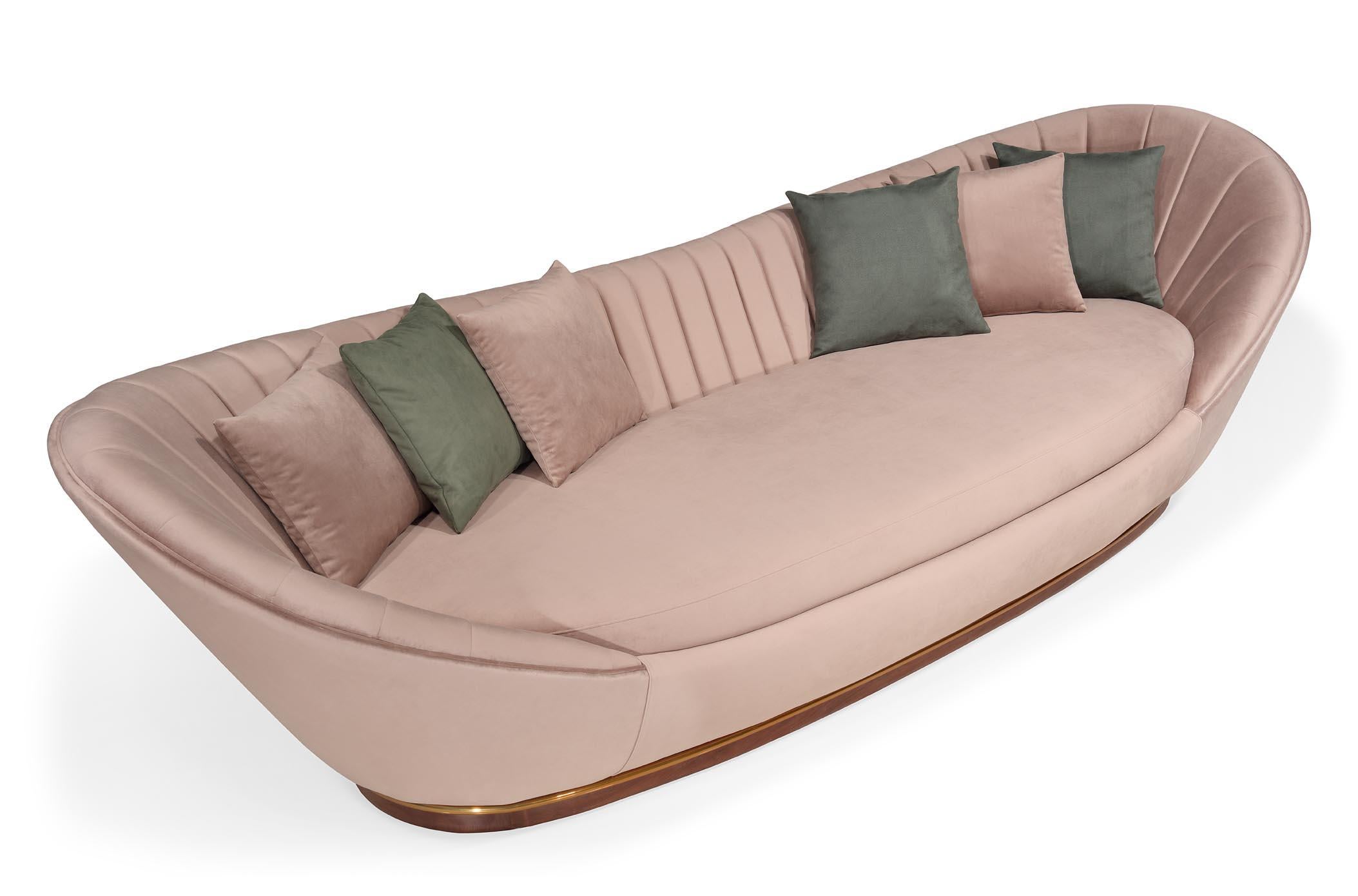 Wonatti Davos-Sofa, Fuß aus Nussbaumholz, Beistelltisch aus beigem Samt, Edelstahldetails (Portugiesisch) im Angebot