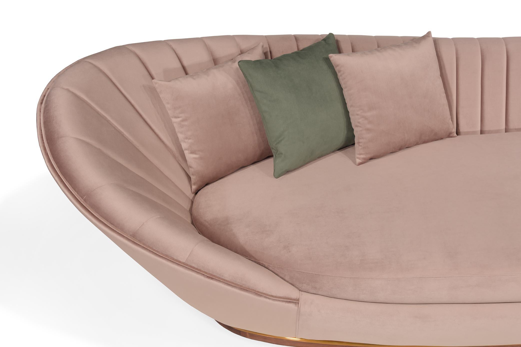 Wonatti Davos-Sofa, Fuß aus Nussbaumholz, Beistelltisch aus beigem Samt, Edelstahldetails (Handgefertigt) im Angebot