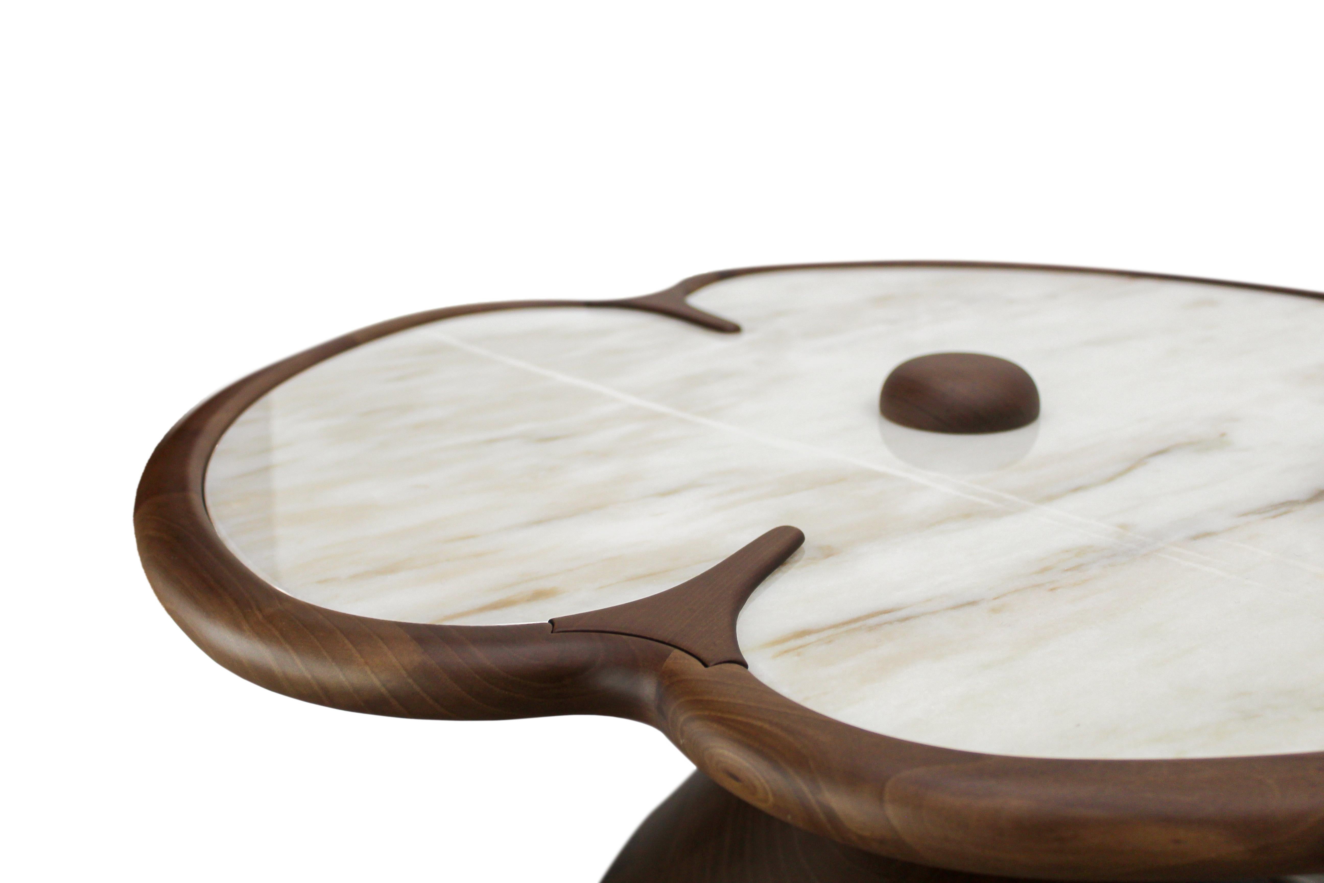 Portugais Table basse haute Wonatti, table basse en bois de noyer, table basse en marbre en vente