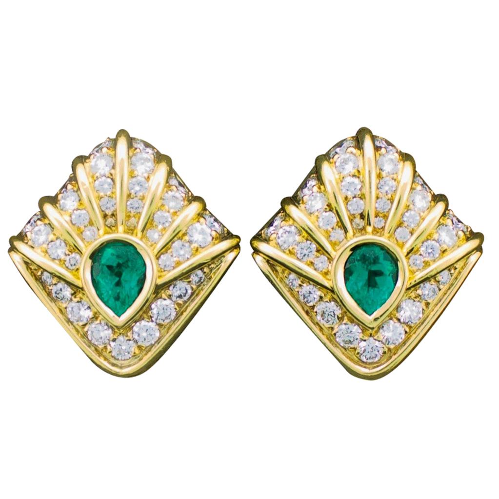 Wondefull Emerald and Diamond Earrings in 18 Karat Yellow Gold For Sale