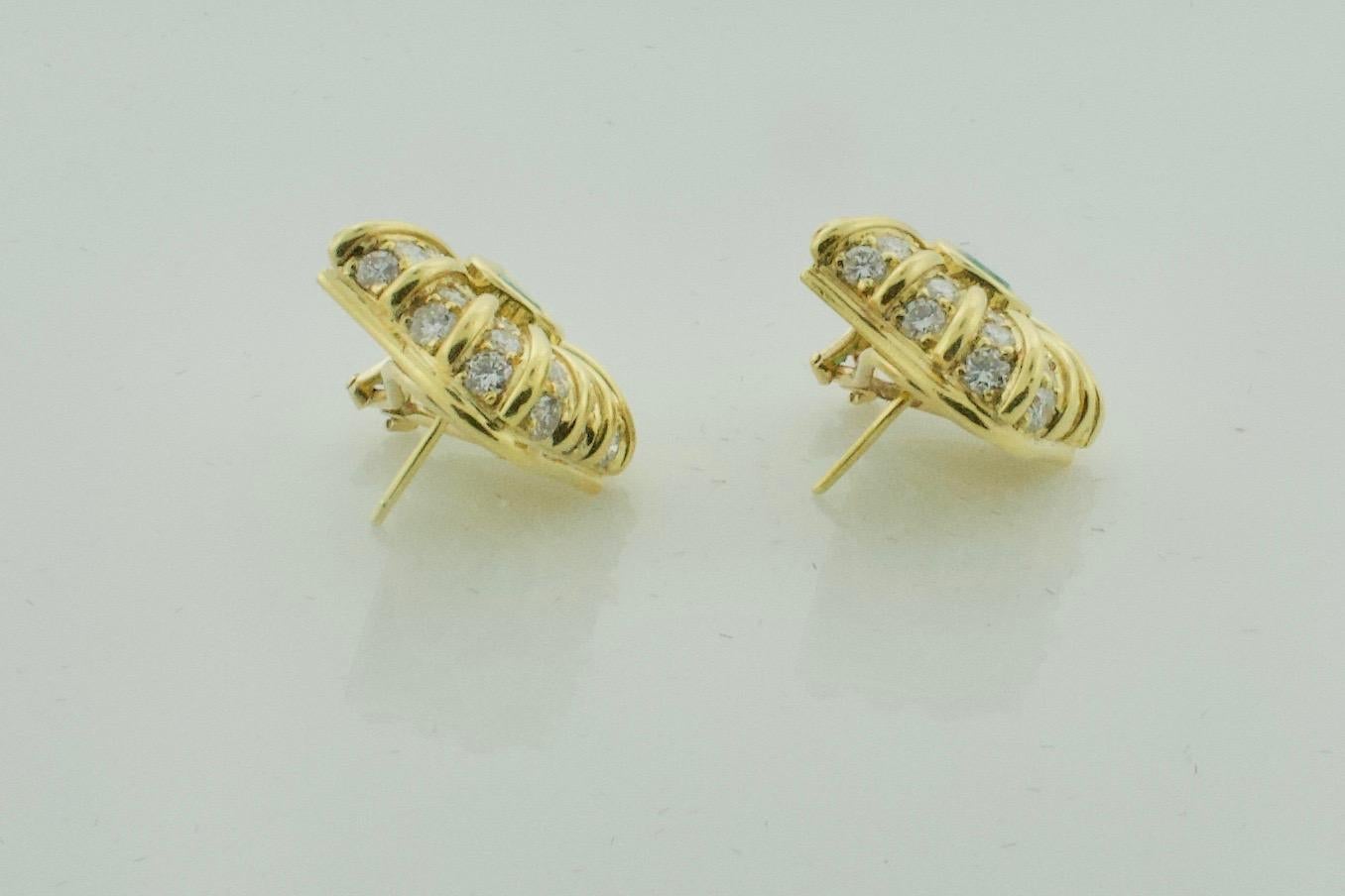 Pear Cut Wondefull Emerald and Diamond Earrings in 18 Karat Yellow Gold For Sale