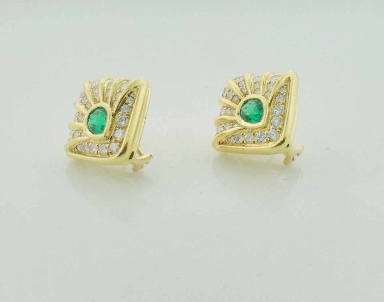 Women's or Men's Wondefull Emerald and Diamond Earrings in 18 Karat Yellow Gold For Sale