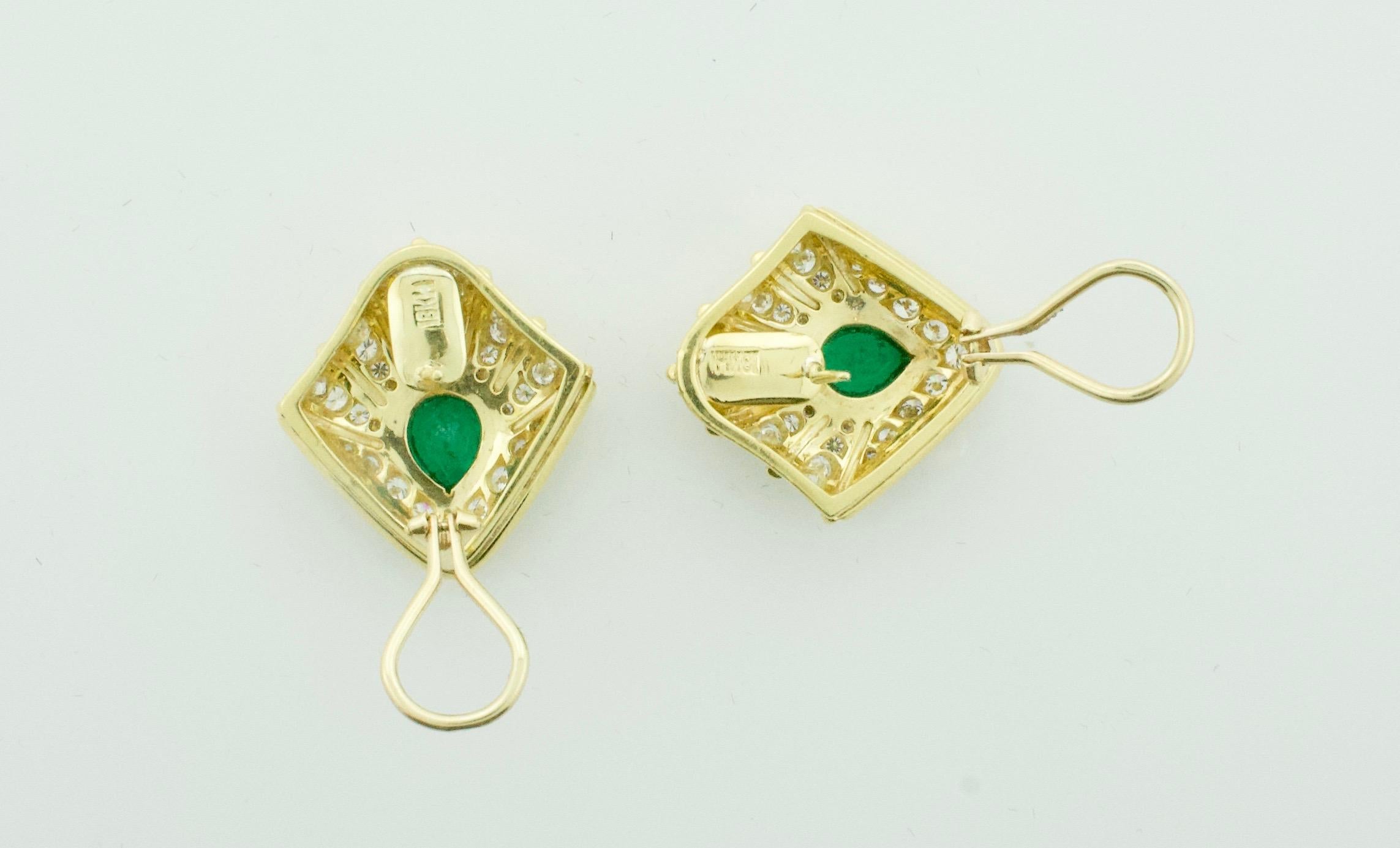 Wondefull Emerald and Diamond Earrings in 18 Karat Yellow Gold For Sale 1