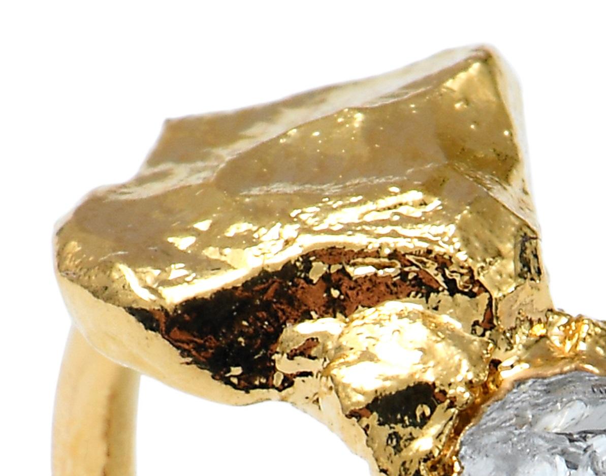 Anello Wonder Sapiens 1 scolpito a mano in bronzo placcato oro 24k di Marion Fillancq
Dimensioni: Ø 1,5 x H 1,5 cm. 
Materiali: bronzo placcato oro 24k e specchio.

Disponibile in diverse misure. Contattateci.

Specchio, specchio sul muro...