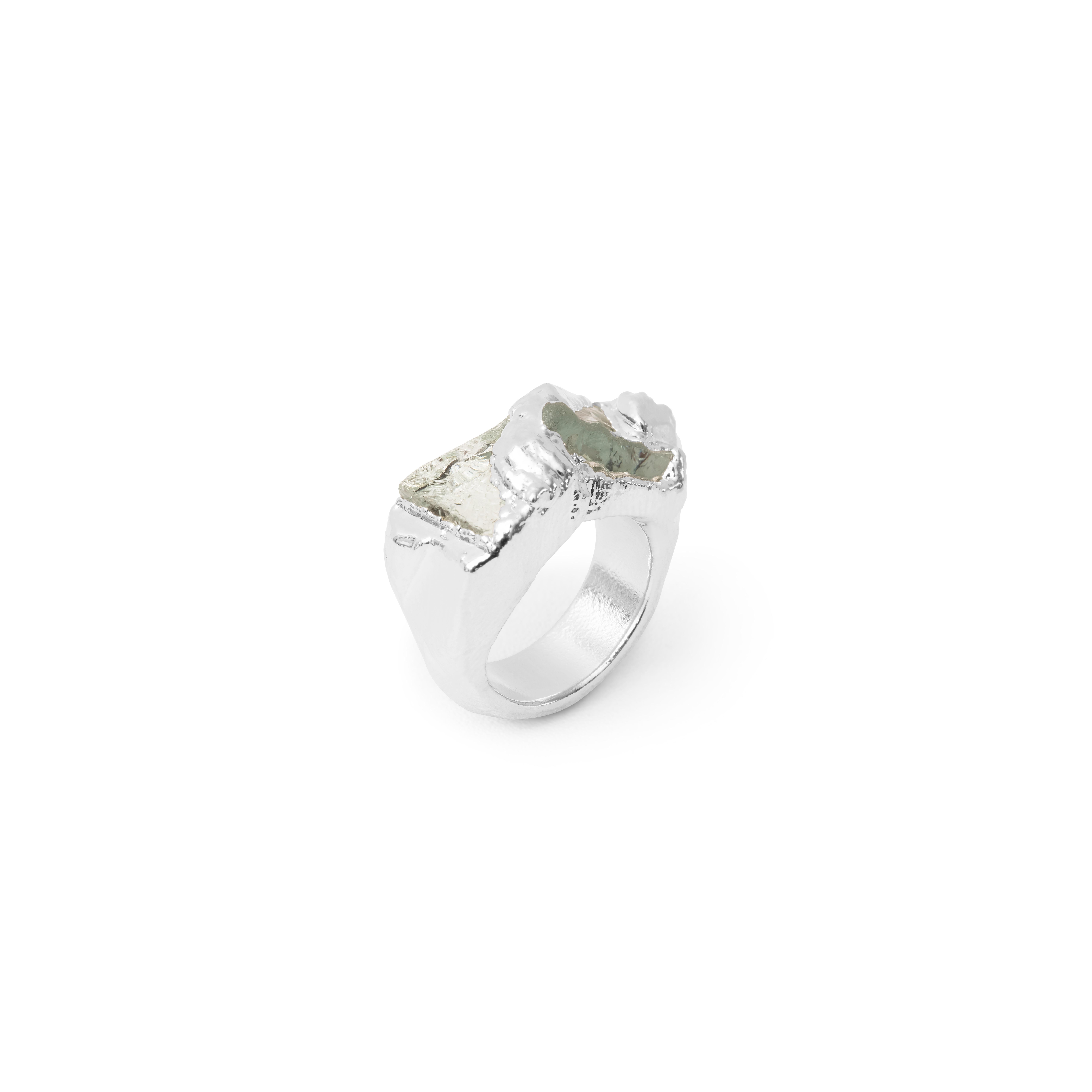Anello Wonder Sapiens 15 scolpito a mano in bronzo placcato argento da Marion Fillancq
Dimensioni: Ø 1,5 x H 1,5 cm. 
Materiali: Bronzo argentato e specchio.

Disponibile in diverse misure. Contattateci.

Specchio, specchio sul muro... Scolpito a