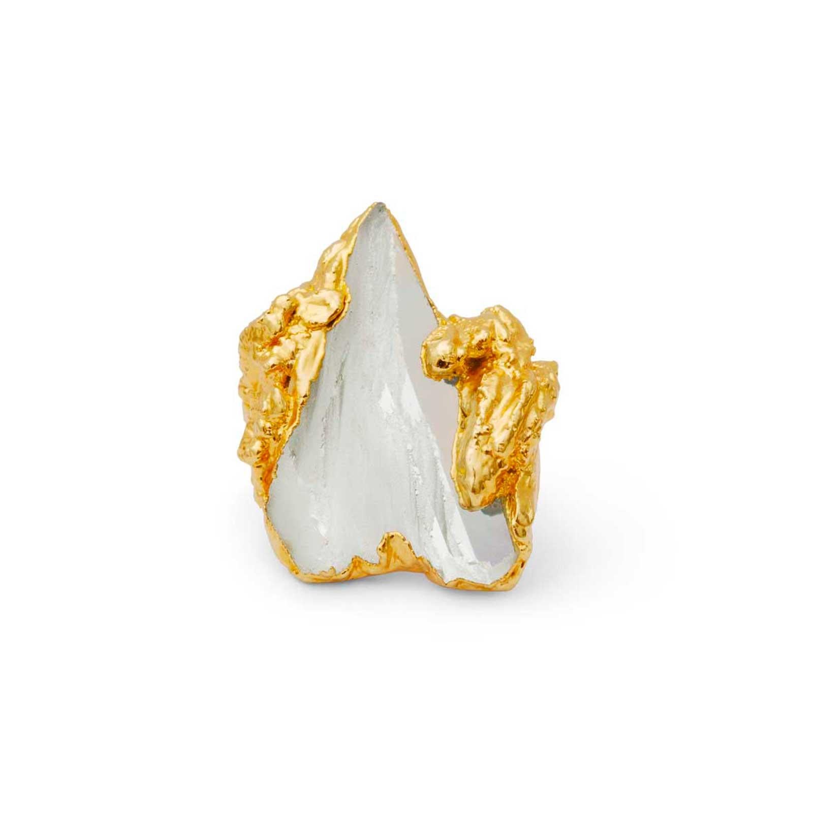Anello Wonder Sapiens 16 scolpito a mano, bronzo placcato oro 24K di Marion Fillancq
Dimensioni: Ø 1,5 x H 1,5 cm. 
Materiali: bronzo placcato oro 24k e specchio.

Disponibile in diverse misure. Contattateci.

Specchio, specchio sul muro... Scolpito