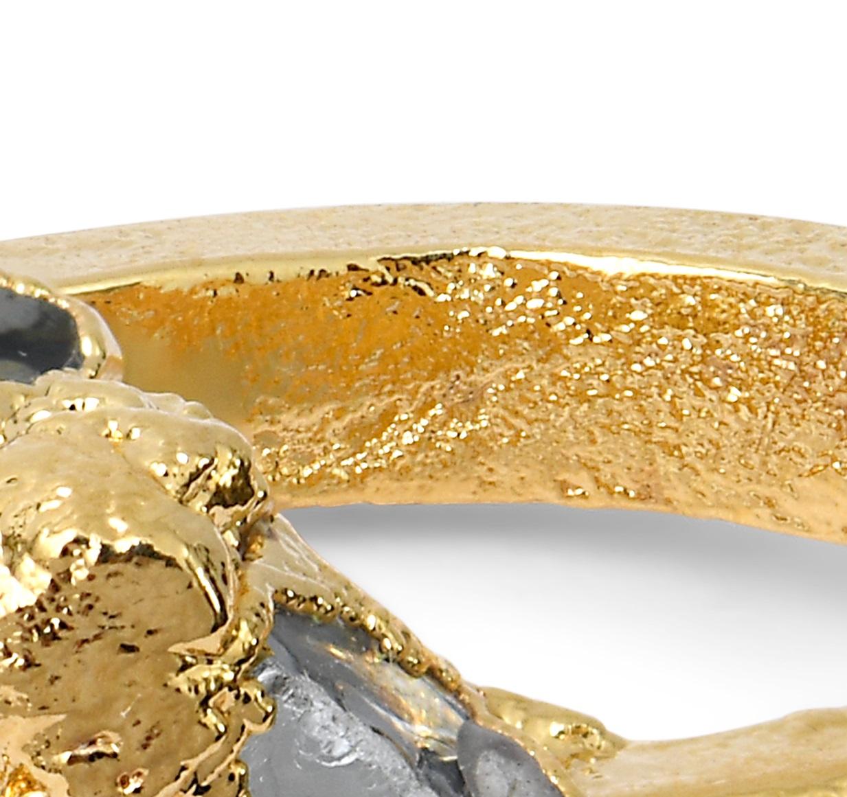 Français Wonder Sapiens 8 Bague sculptée à la main en bronze plaqué or 24k par Marion Fillancq en vente