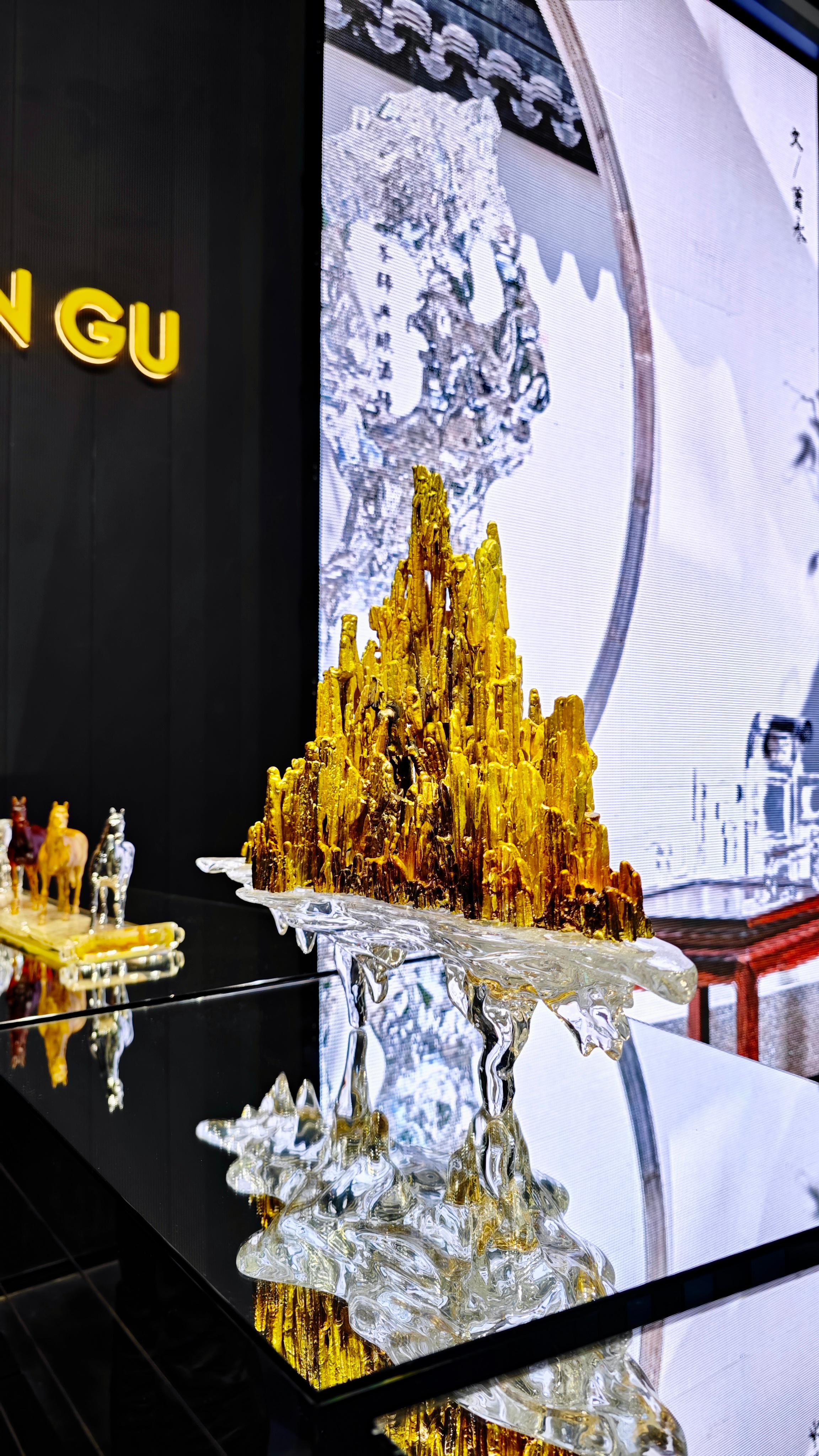 Chinois Sculpture de pierres merveilleuses en laiton et cristal de Gordon Gu en vente