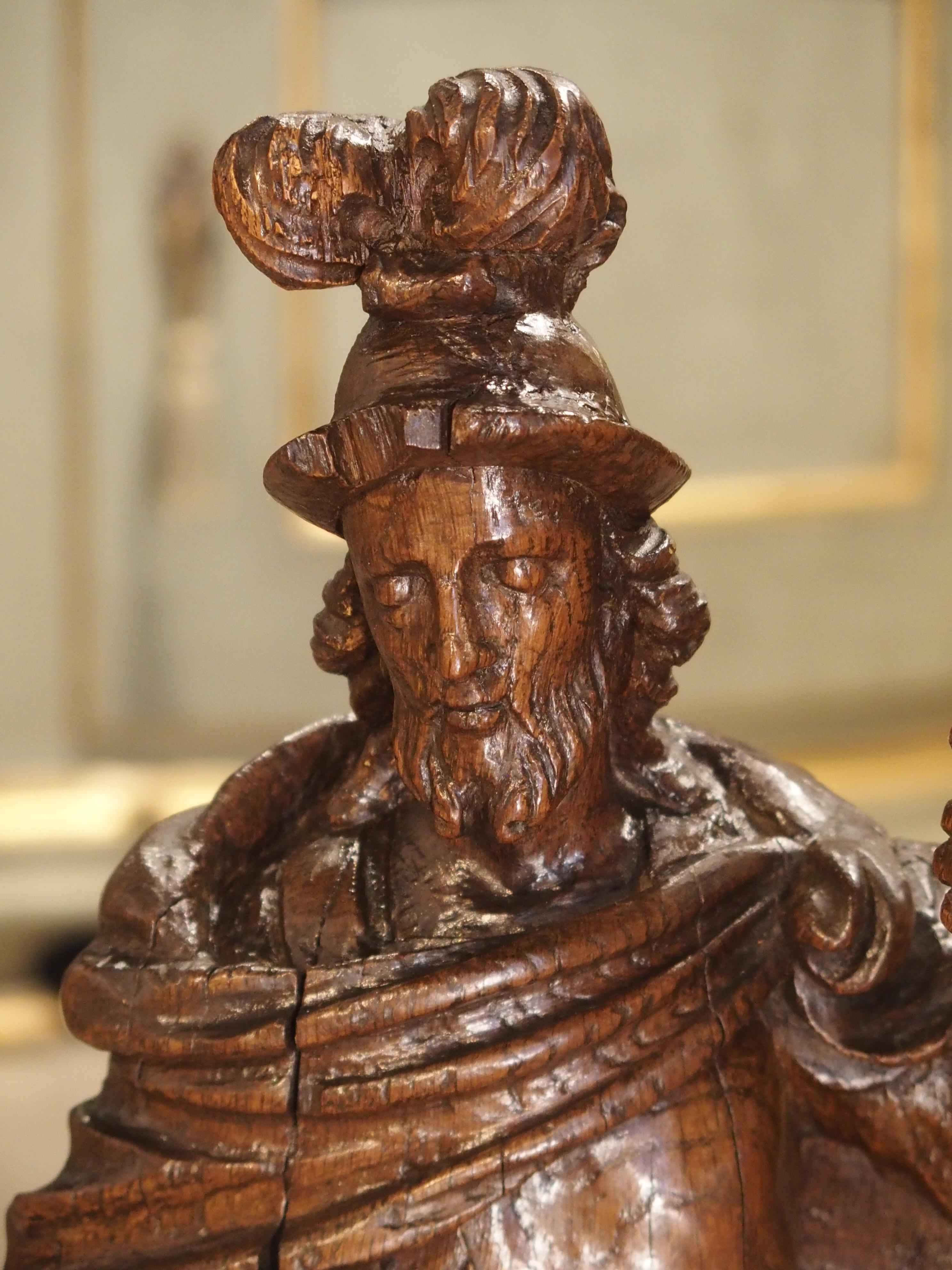 Sculpté à la main Merveilleuse statue en chêne du XVIIe siècle de Saint Florian, patron des pompiers en vente