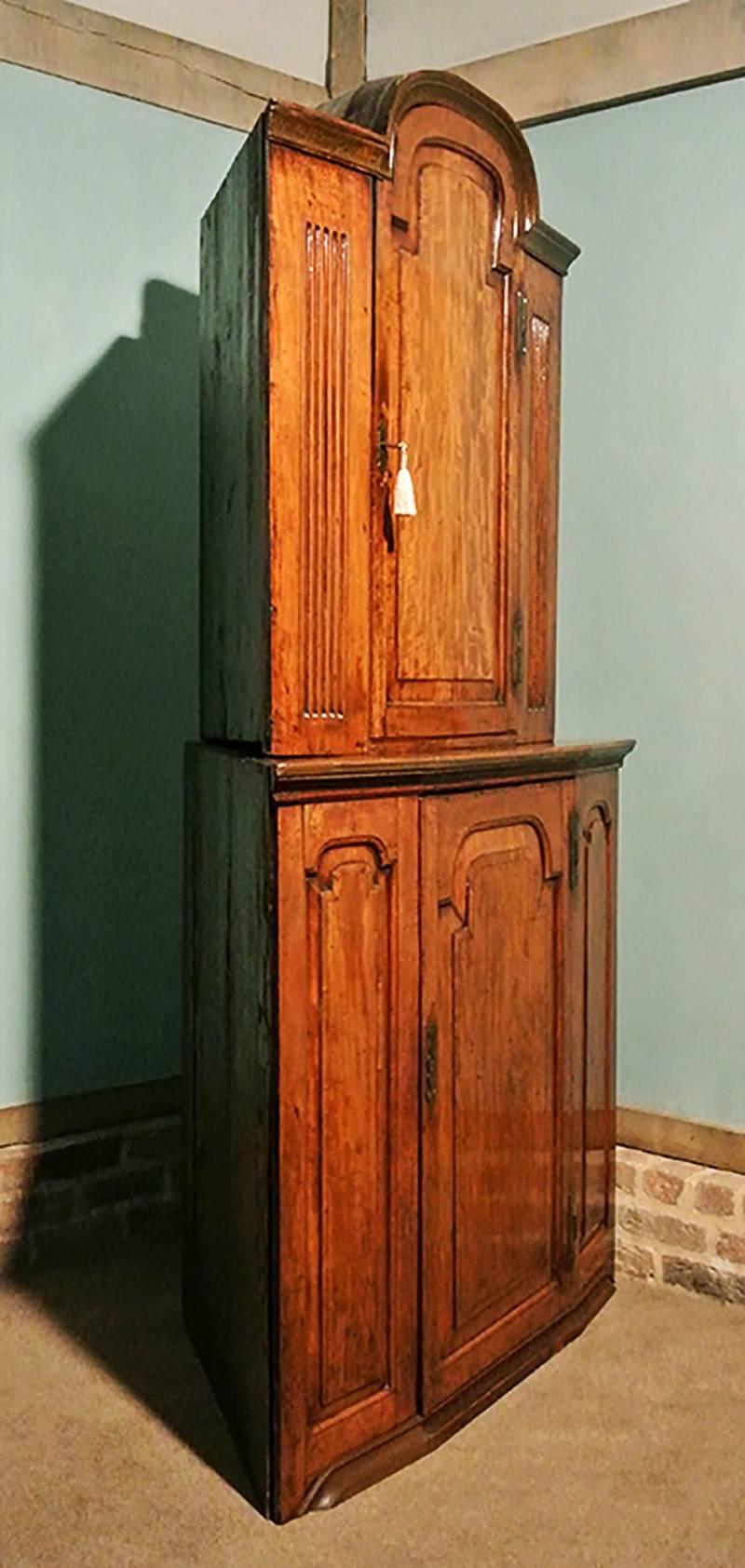 Wonderful 18th Century Figured Bow Fronted Mahogany Corner Cabinet, circa 1790 For Sale 1