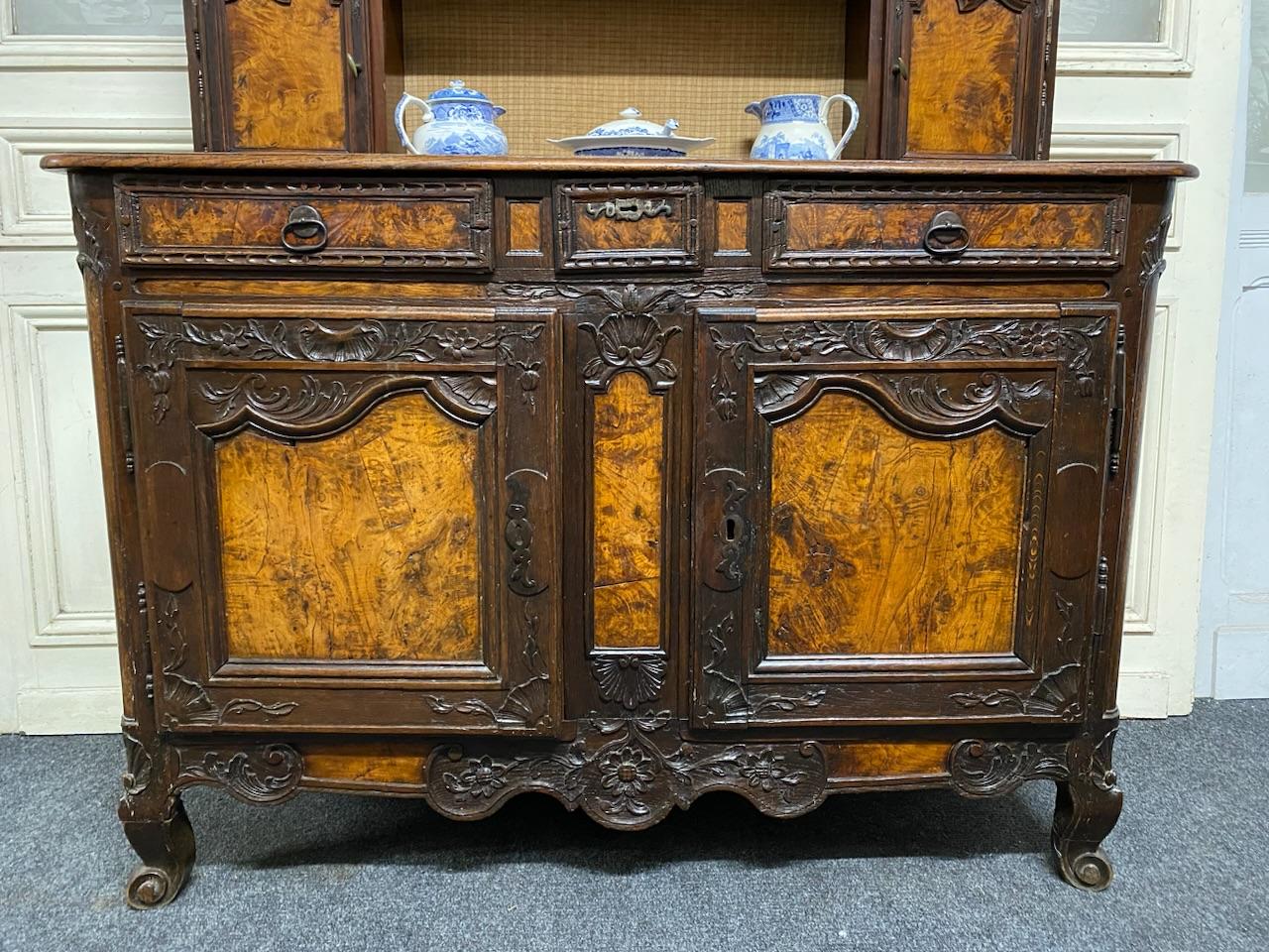 Merveilleuse commode française du 18ème siècle Bon état - En vente à Seaford, GB