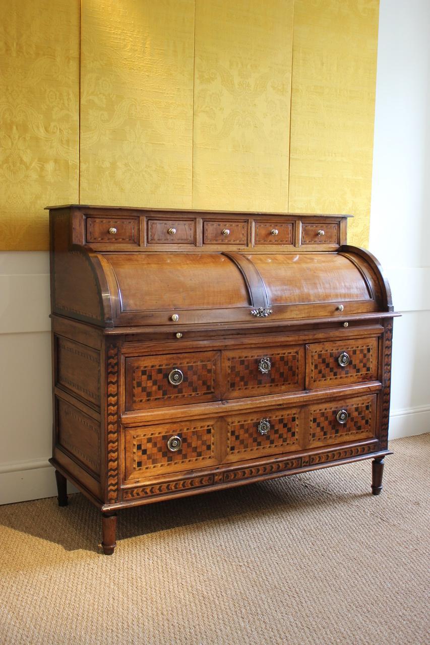 Wunderschöner französischer Roll-Top-Schreibtisch (Zylinderbüro) aus dem 18.

Eine sehr elegante und sehr große französische Nussbaum- und Parkett-Zylinderkommode des späten 18. Jahrhunderts mit Chevron- und Schachbrettbordüren.

Der untere Teil mit