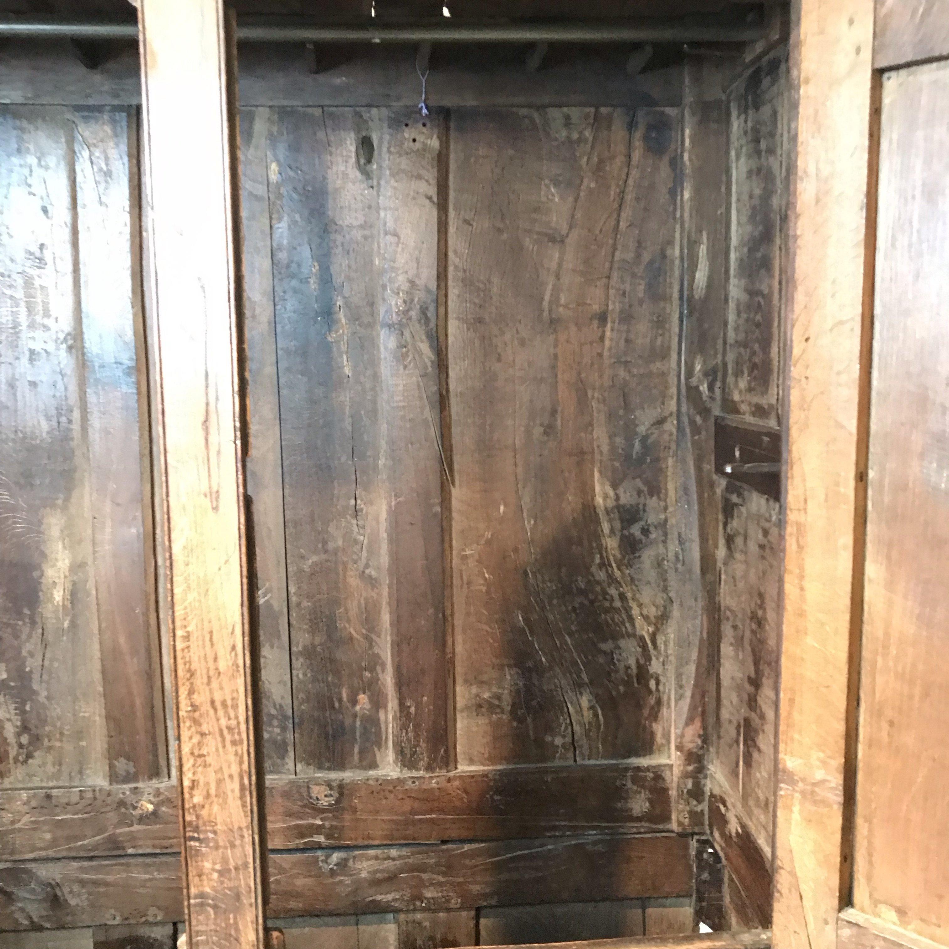 Wonderful 18th Century Oak Welsh Wardrobe Armoire Mud Room Cubby In Good Condition For Sale In Hopewell, NJ