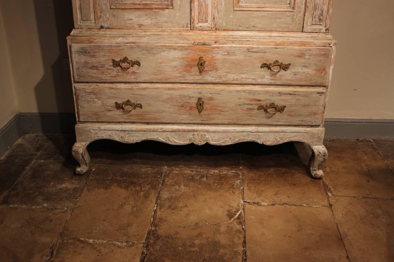 Wonderful 18th century Swedish Painted Cupboard In Excellent Condition In Gloucestershire, GB