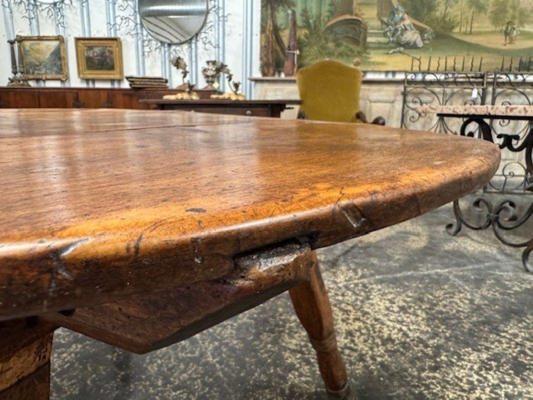 Hêtre Merveilleuse table suisse du 18ème siècle Vigneron - Table de dégustation de vins en vente