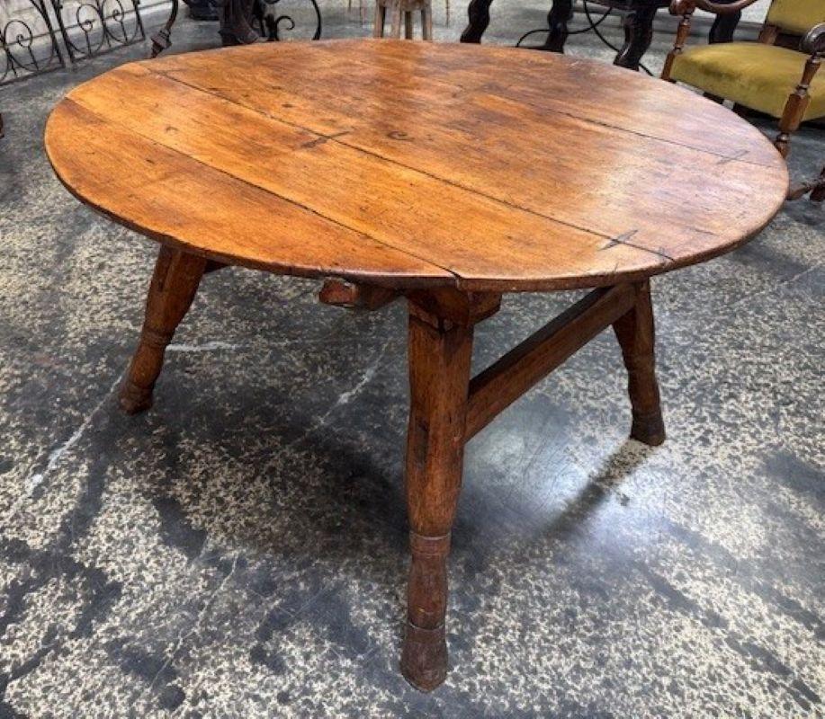 Une table vigneronne - table de dégustation de vin du 18e siècle, originaire de Suisse, vraiment exceptionnelle.  Magnifiquement construit en hêtre et en pin richement teintés, avec un beau plateau et des pieds merveilleusement façonnés.  Excellente