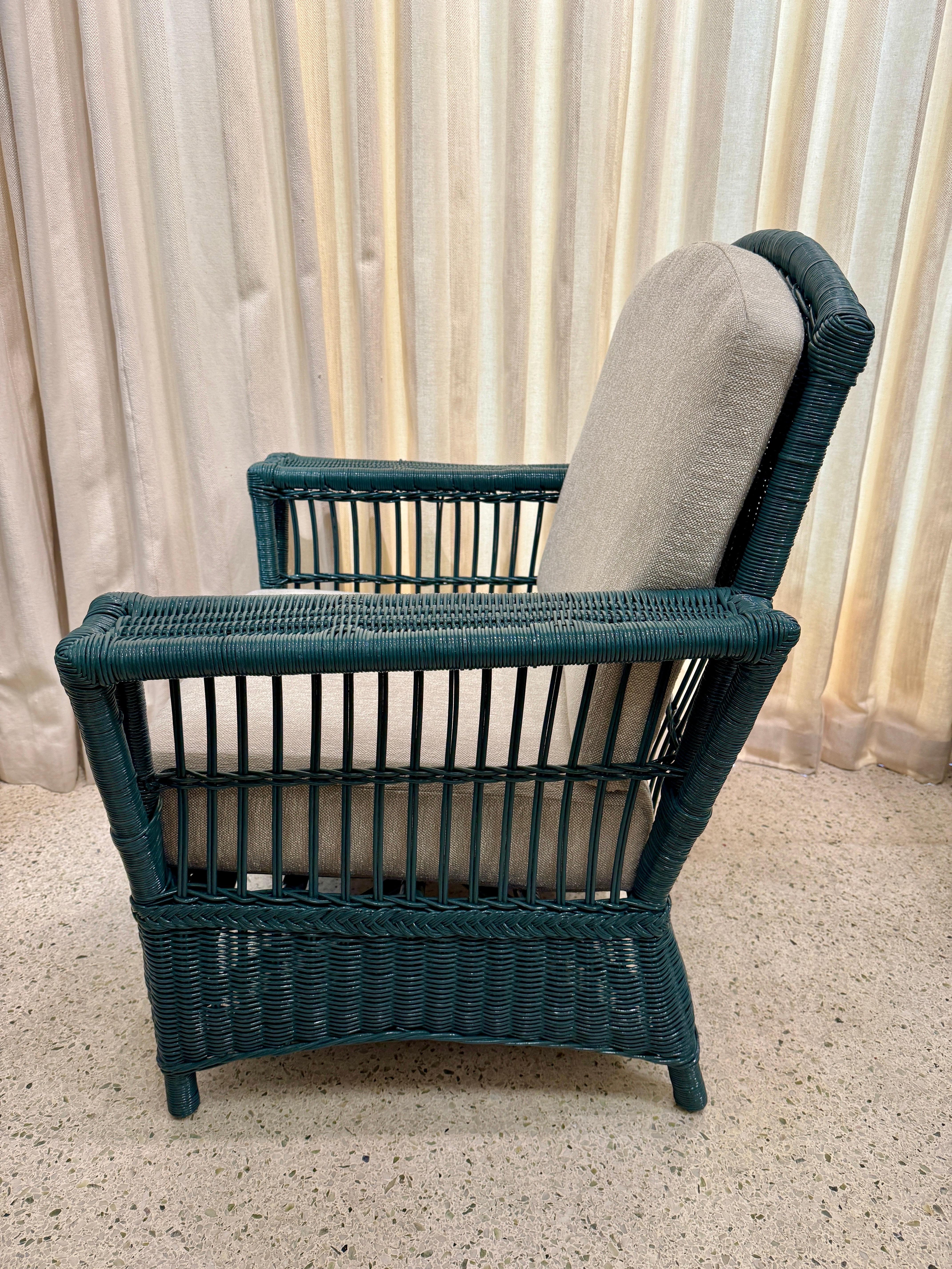 Elegantes sillones vintage de mimbre de palo / junco partido de los años 40, angulosos y con anchos brazos planos que les dan un aspecto grácil y elegante. Los sillones de ratán y mimbre se han vuelto a lacar en verde bosque oscuro.  Los cojines