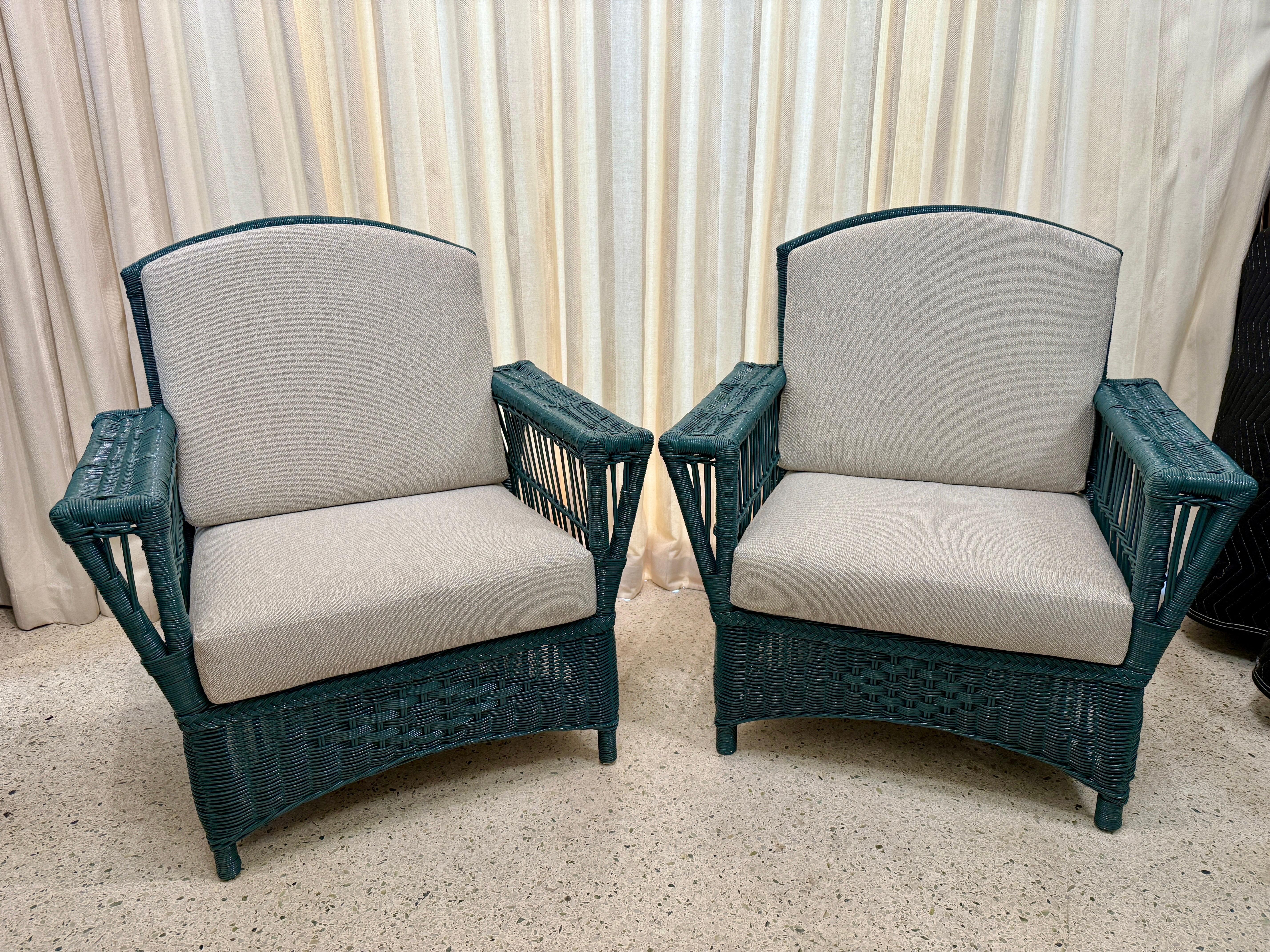 Maravillosas sillas de mimbre verde de los años 40 para patio o interior, Pareja clásico estadounidense en venta
