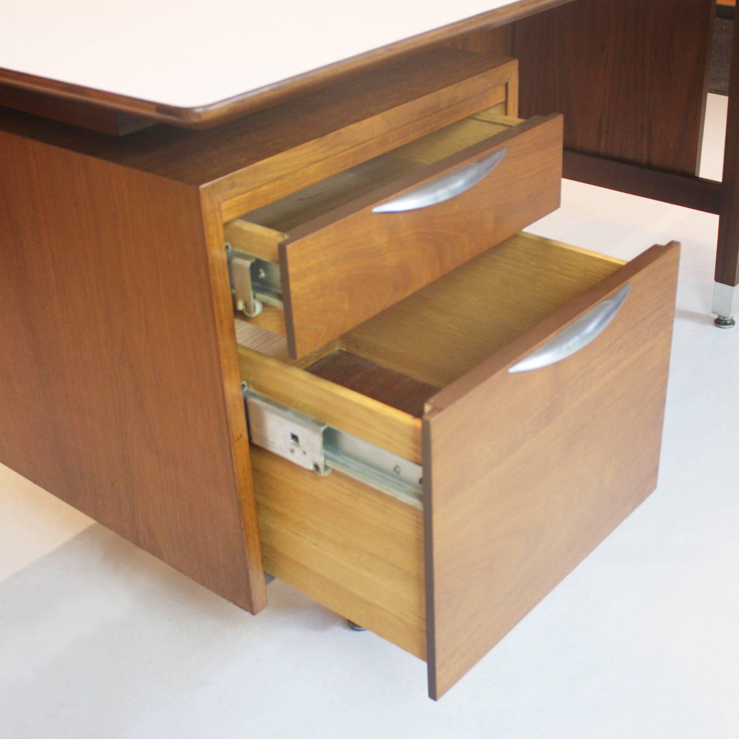 Wunderschöner:: 1960er Jahre Mid-Century Modern Executive Schreibtisch aus Nussbaum von Thonet 1