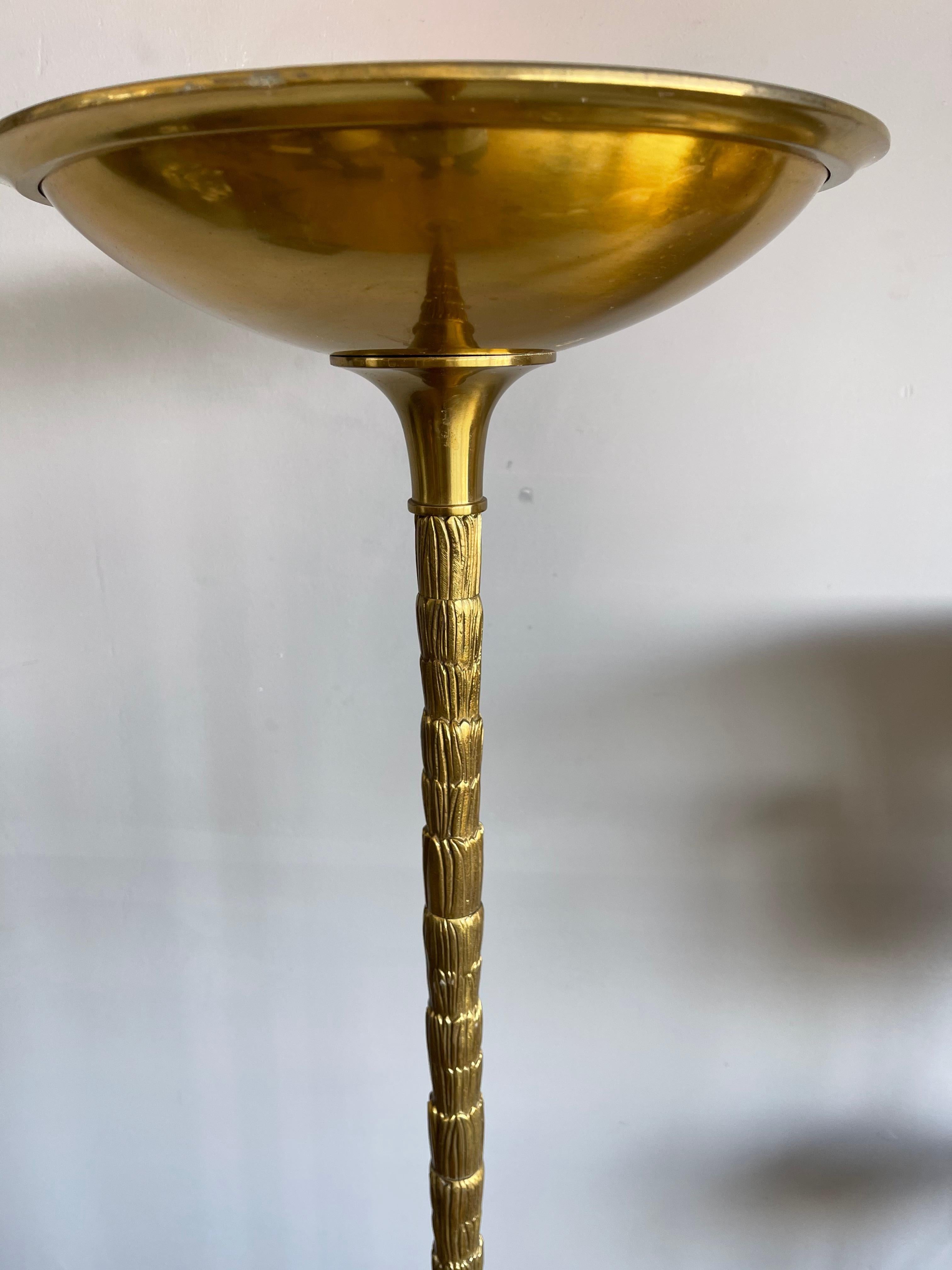 20ième siècle Magnifique lampadaire en bronze doré de la Maison Bagus attribué à 1970, motif de palmier en vente