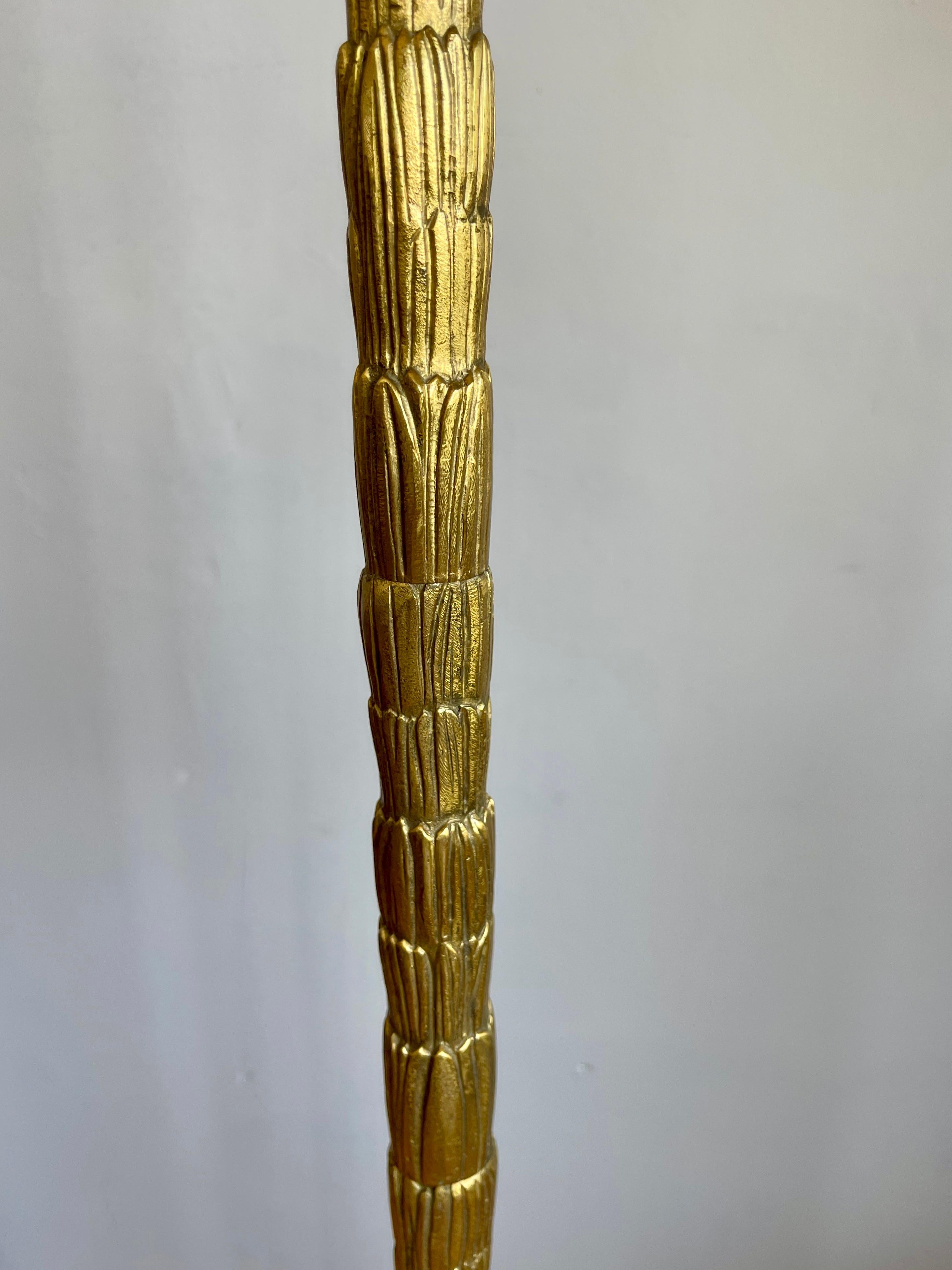 Magnifique lampadaire en bronze doré de la Maison Bagus attribué à 1970, motif de palmier en vente 1