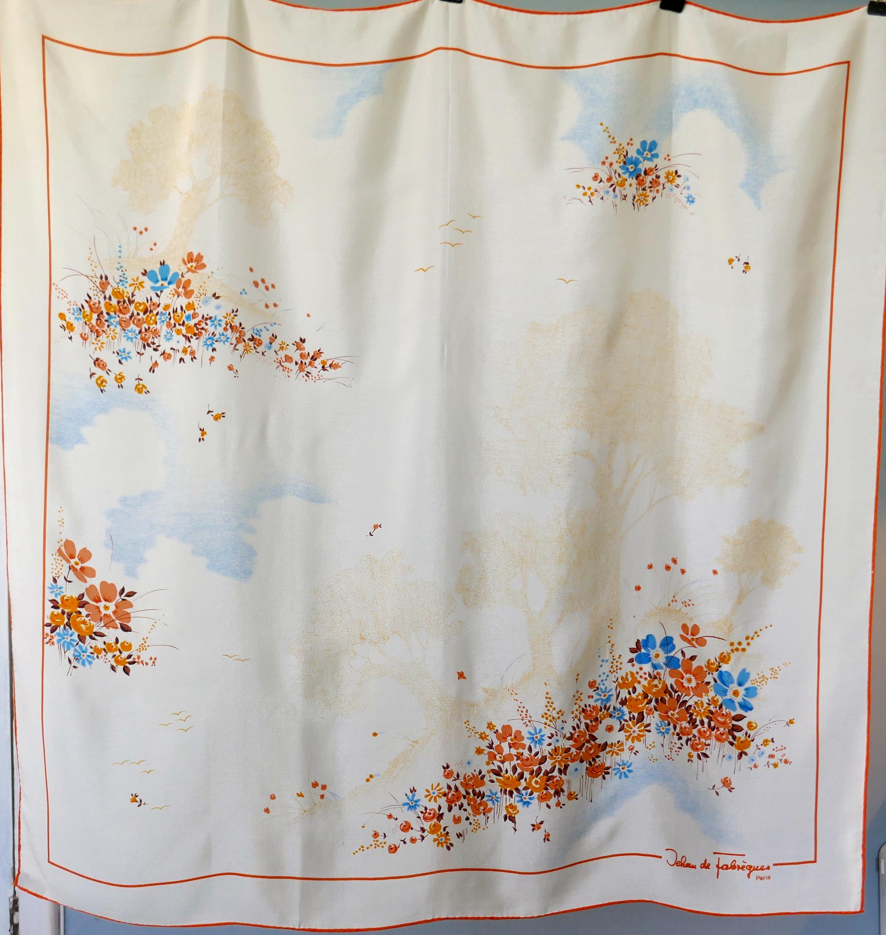 Merveilleuse écharpe en crêpe de Chine des années 1980 par Jean de Fabrèques Paris Jeanne Damas

Un magnifique grand foulard, floral avec ciel et fond ombragés sur Team
L'écharpe n'a pas été portée et est rangée en toute sécurité dans une boîte et