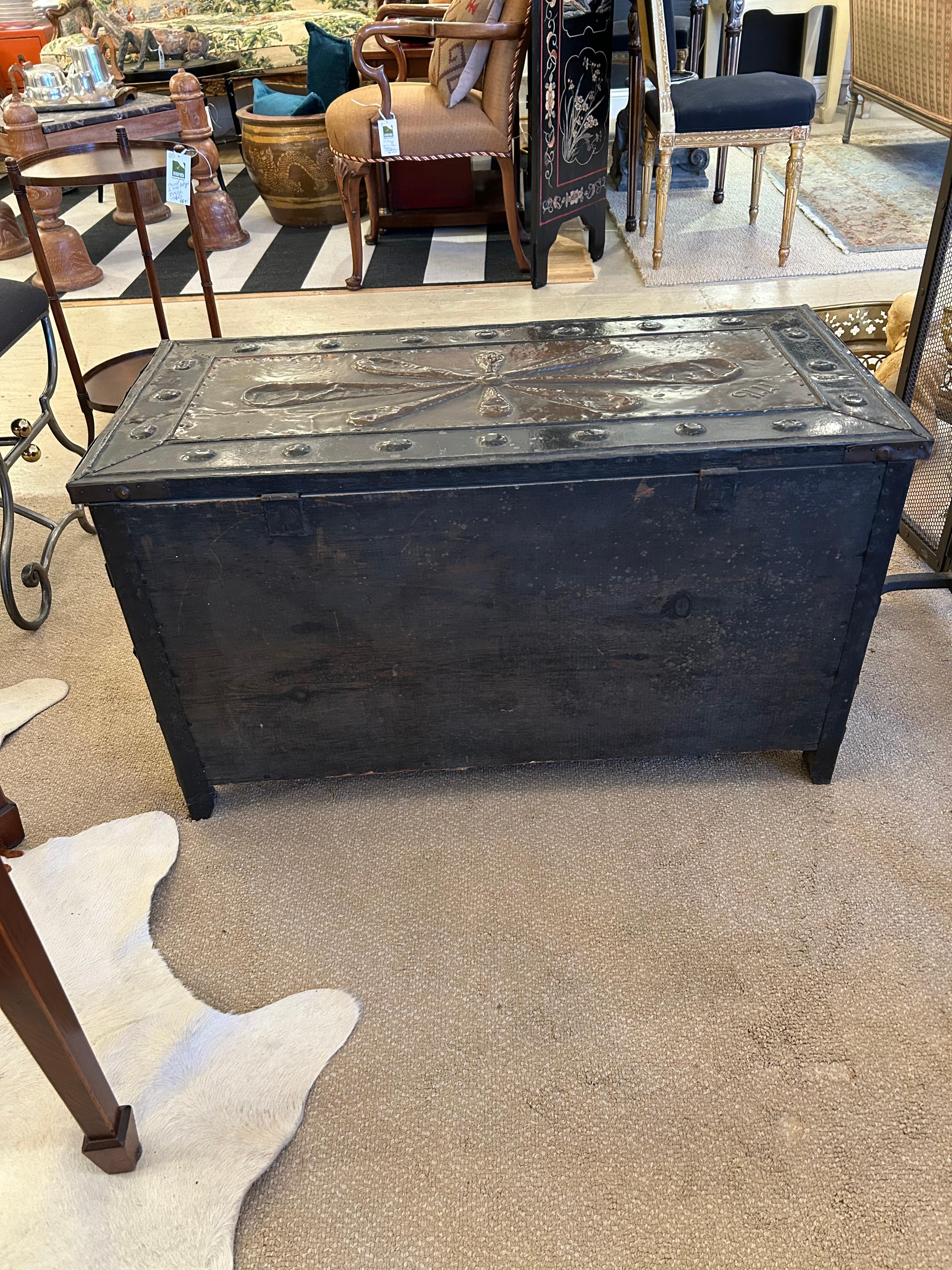 Merveilleuse boîte de cheminée Arts & Crafts du 19ème siècle en métal et cuivre embossé en vente 9
