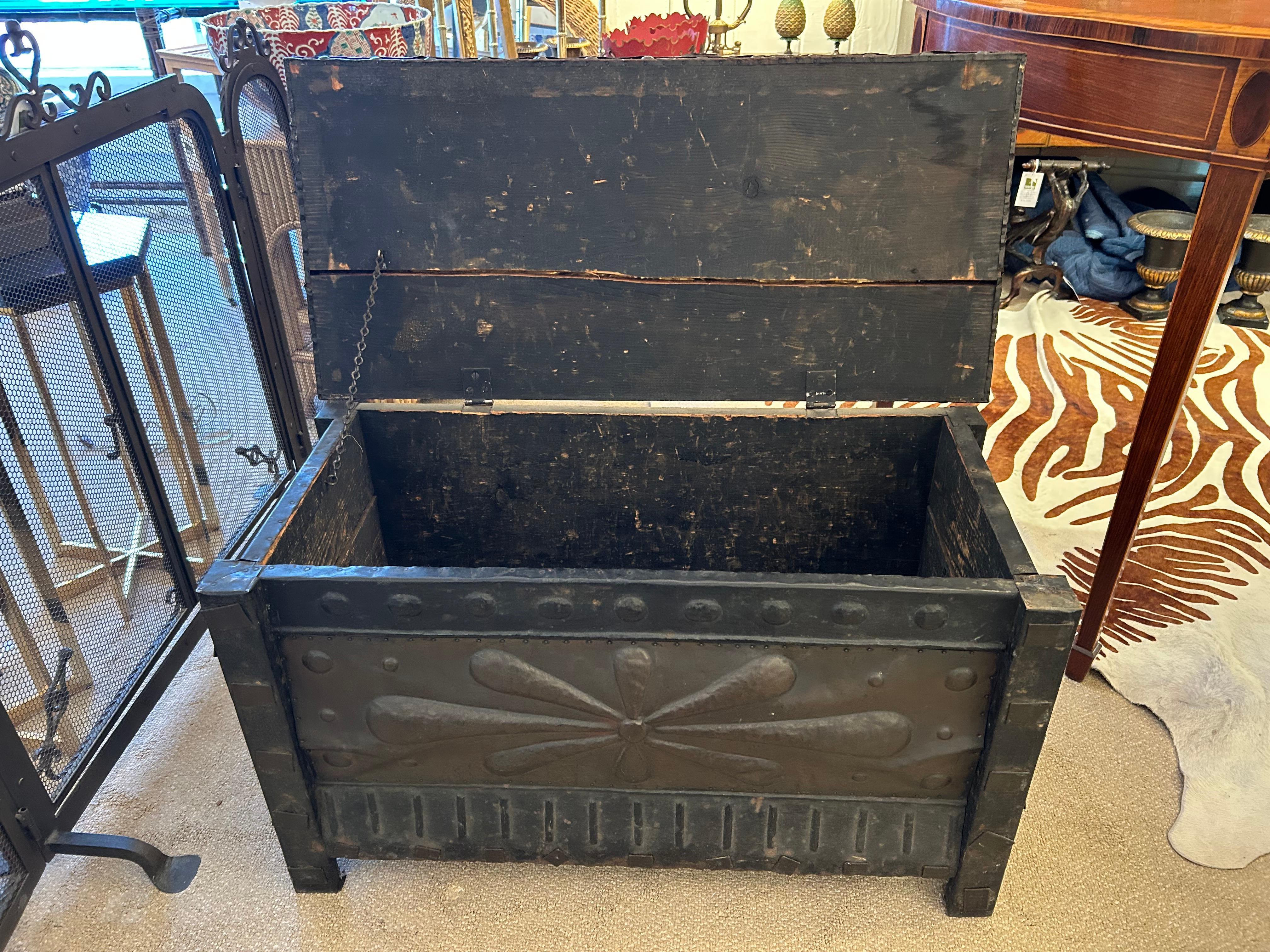 Coffre à feu ancien de caractère, datant du début des années 1800 ou de la fin des années 1700, doté d'une charmante décoration Arts & Crafts en métal repoussé et en cuivre.
