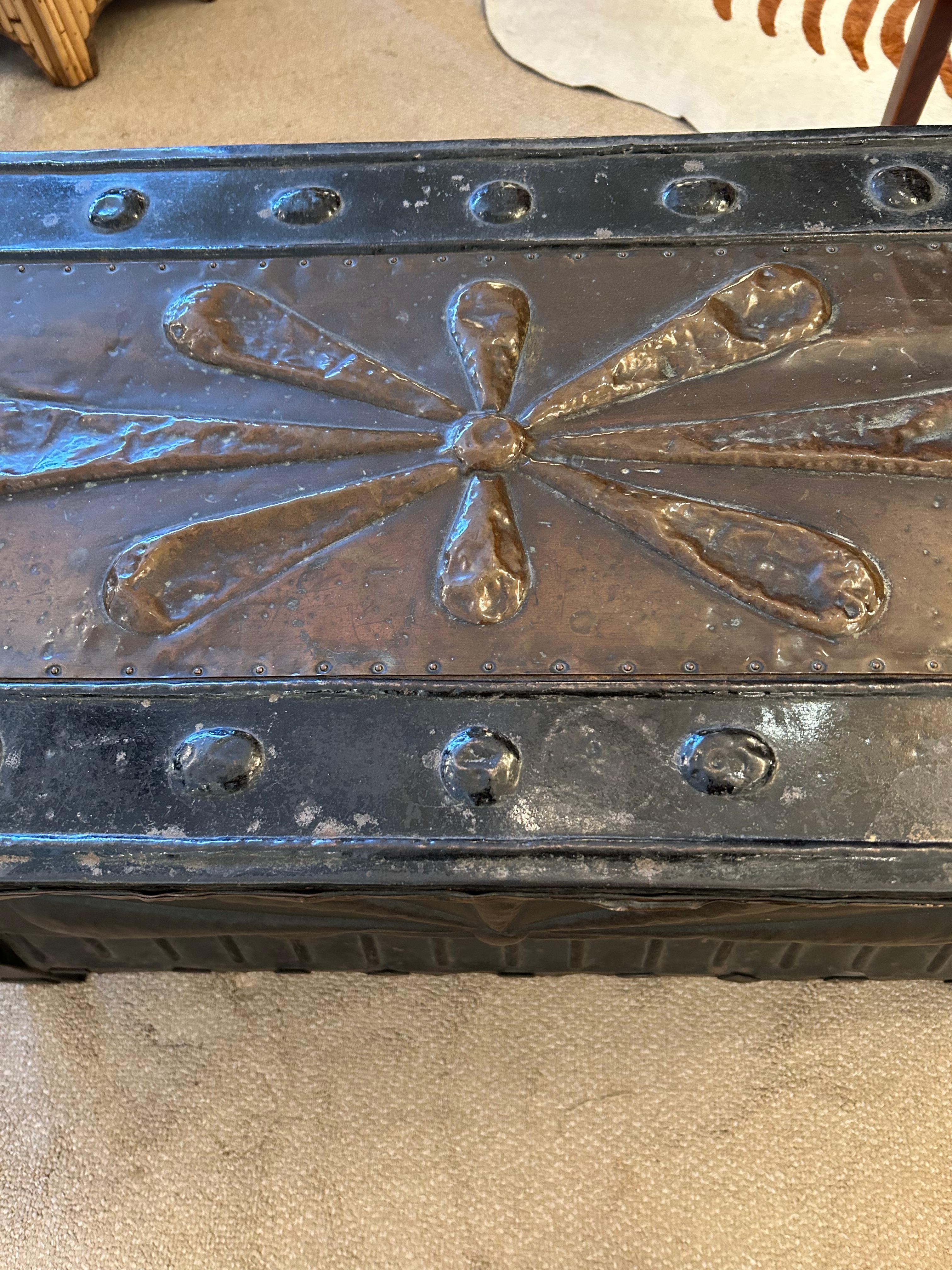 Américain Merveilleuse boîte de cheminée Arts & Crafts du 19ème siècle en métal et cuivre embossé en vente