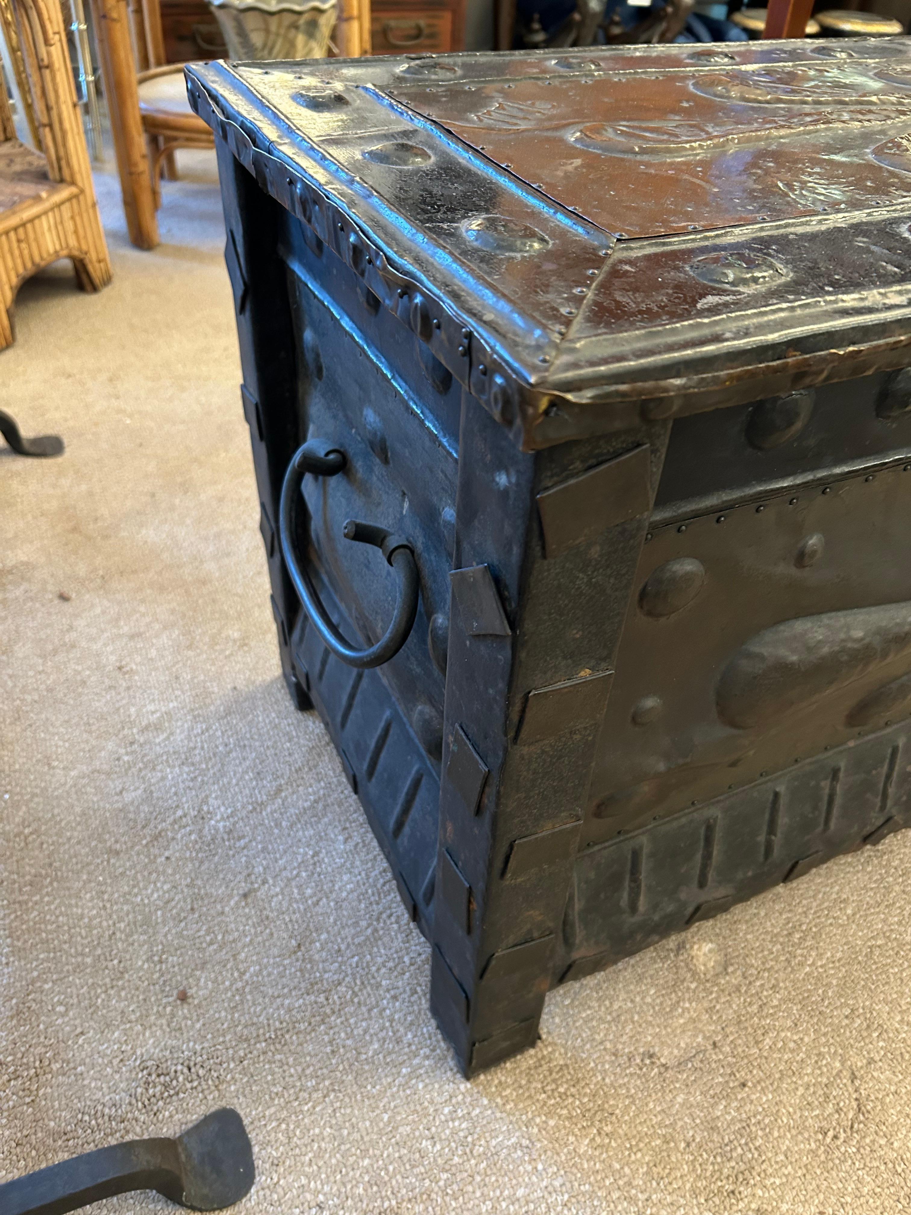 XIXe siècle Merveilleuse boîte de cheminée Arts & Crafts du 19ème siècle en métal et cuivre embossé en vente