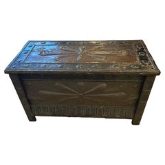 Merveilleuse boîte de cheminée Arts & Crafts du 19ème siècle en métal et cuivre embossé