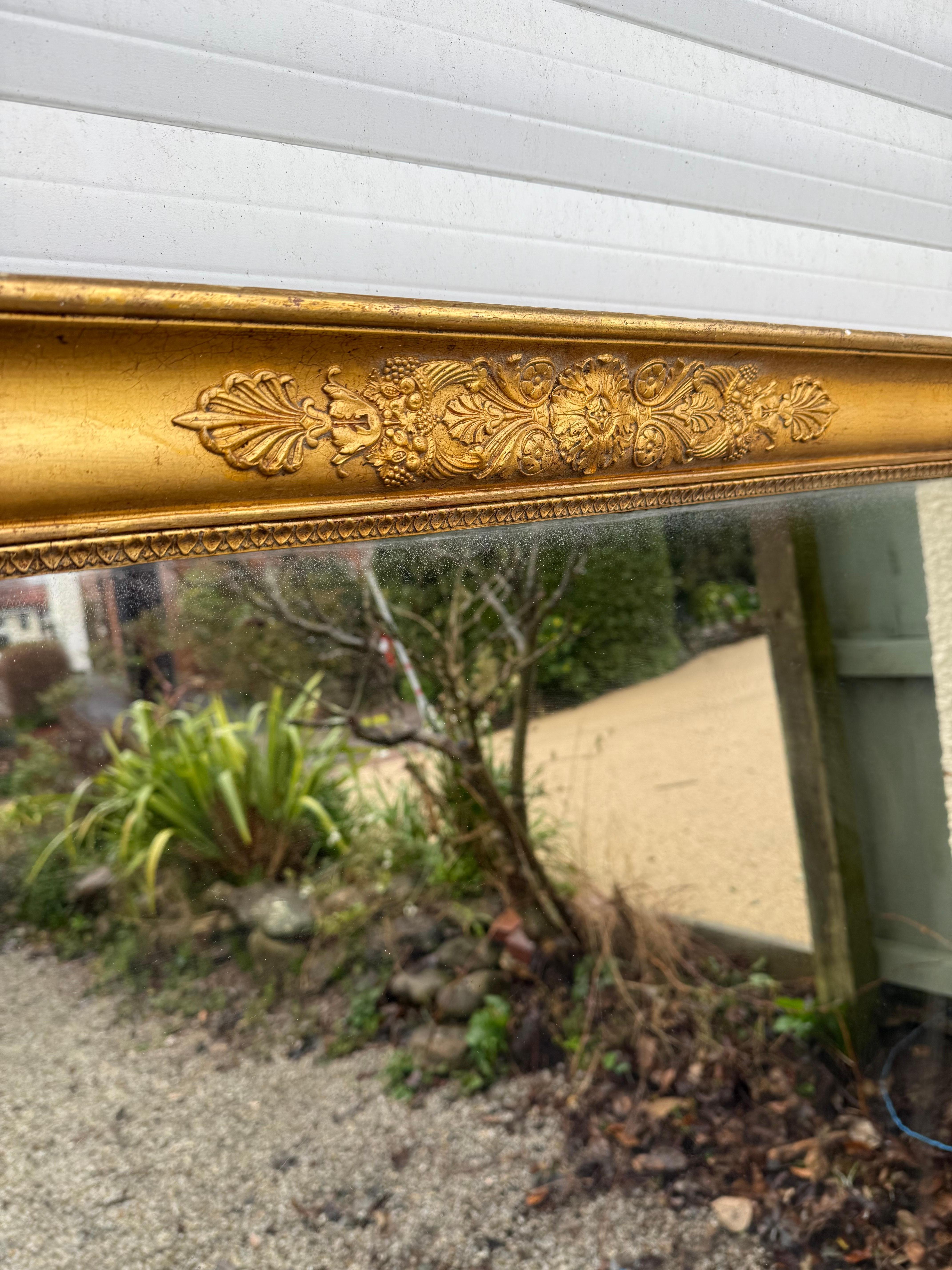 Empire Magnifique miroir mural doré du 19ème siècle, style empire en vente